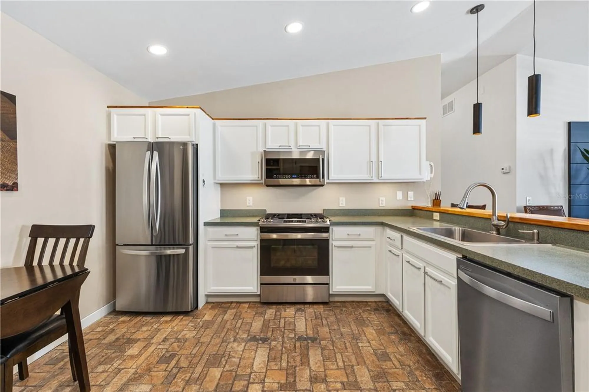 Property Slideshow image 6 of 30 | 17370 se 82nd roslyn ct, The Villages, FL, 32162