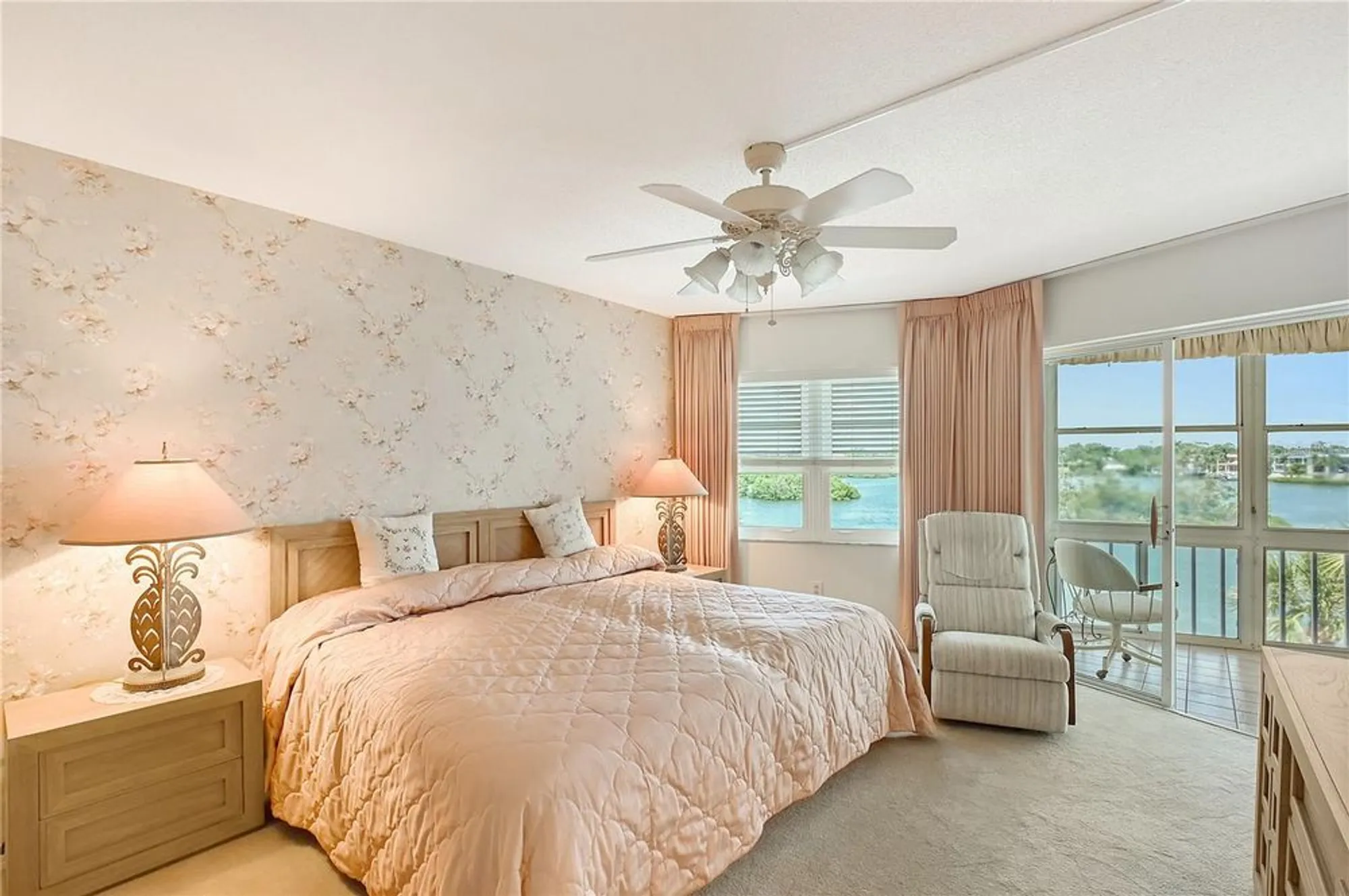 Property Slideshow image 15 of 37 | 1350 n portofino dr apt 402, Sarasota, FL, 34242