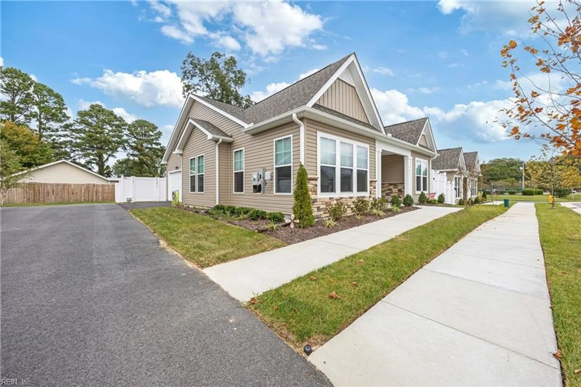 Property Slideshow image 2 of 39 | 221 richmond ave, Smithfield, VA, 23430