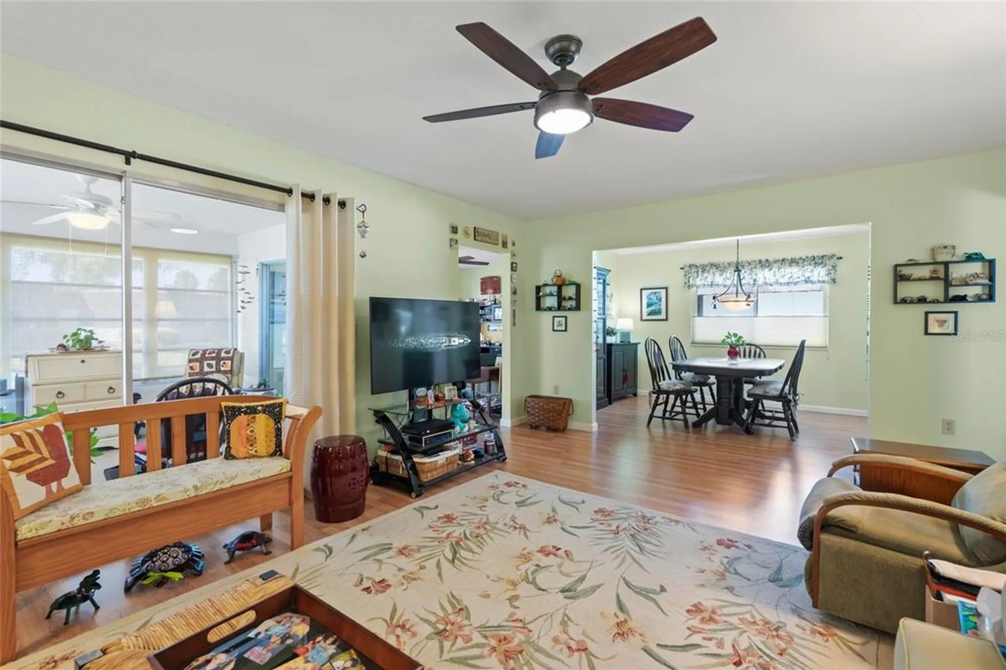 Property Slideshow image 8 of 41 | 1325 glen oaks dr 133, Sarasota, FL, 34232