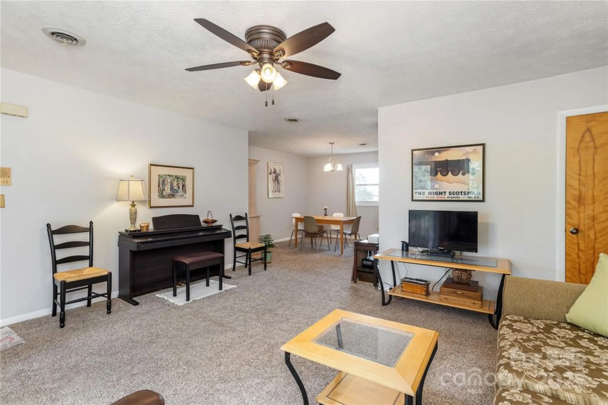 Property Slideshow image 4 of 25 | 103 oakwood pl apt 4, Hendersonville, NC, 28792