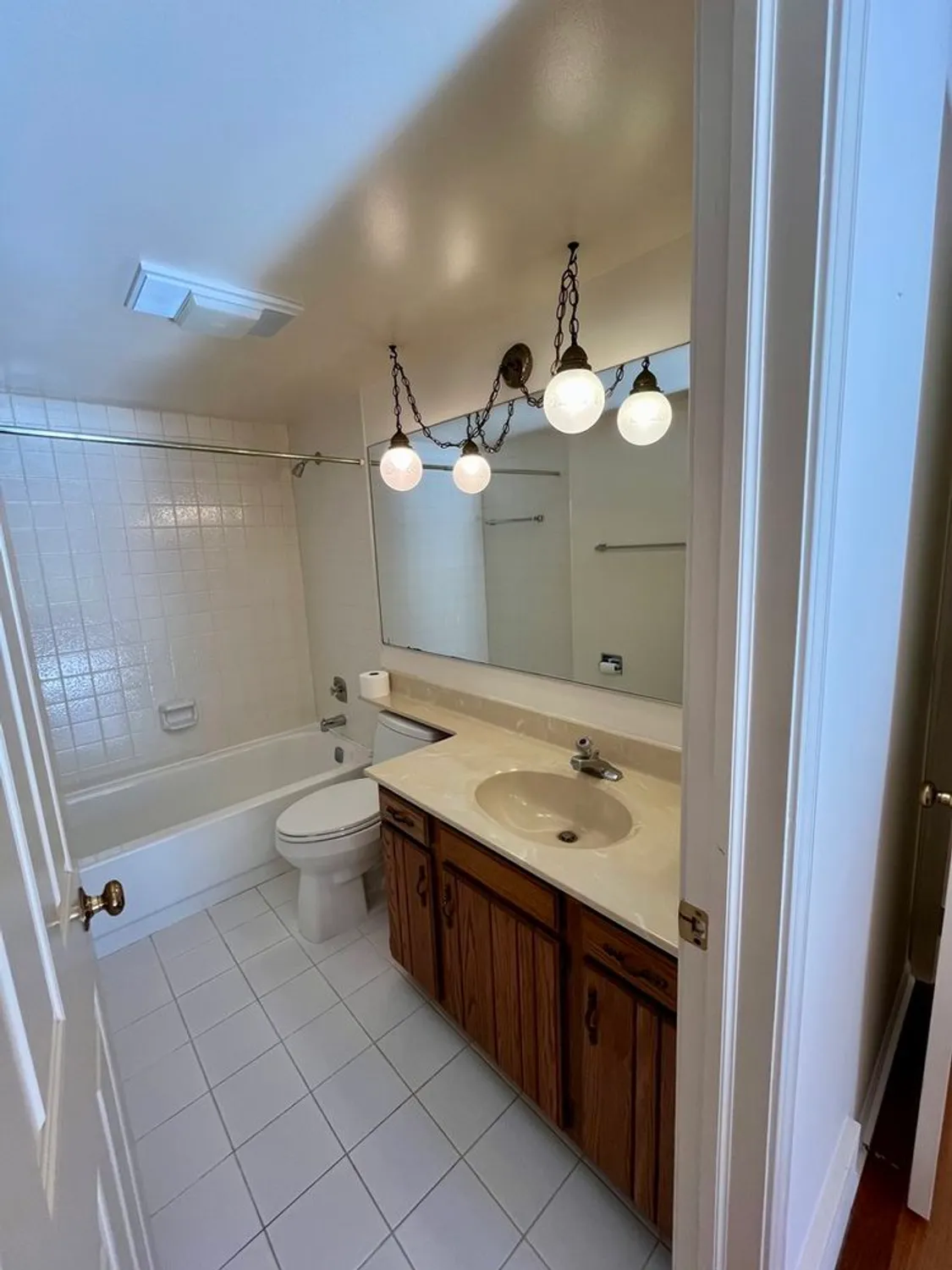 Property Slideshow image 16 of 43 | 315 bluff ct c, Lake Barrington, IL, 60010