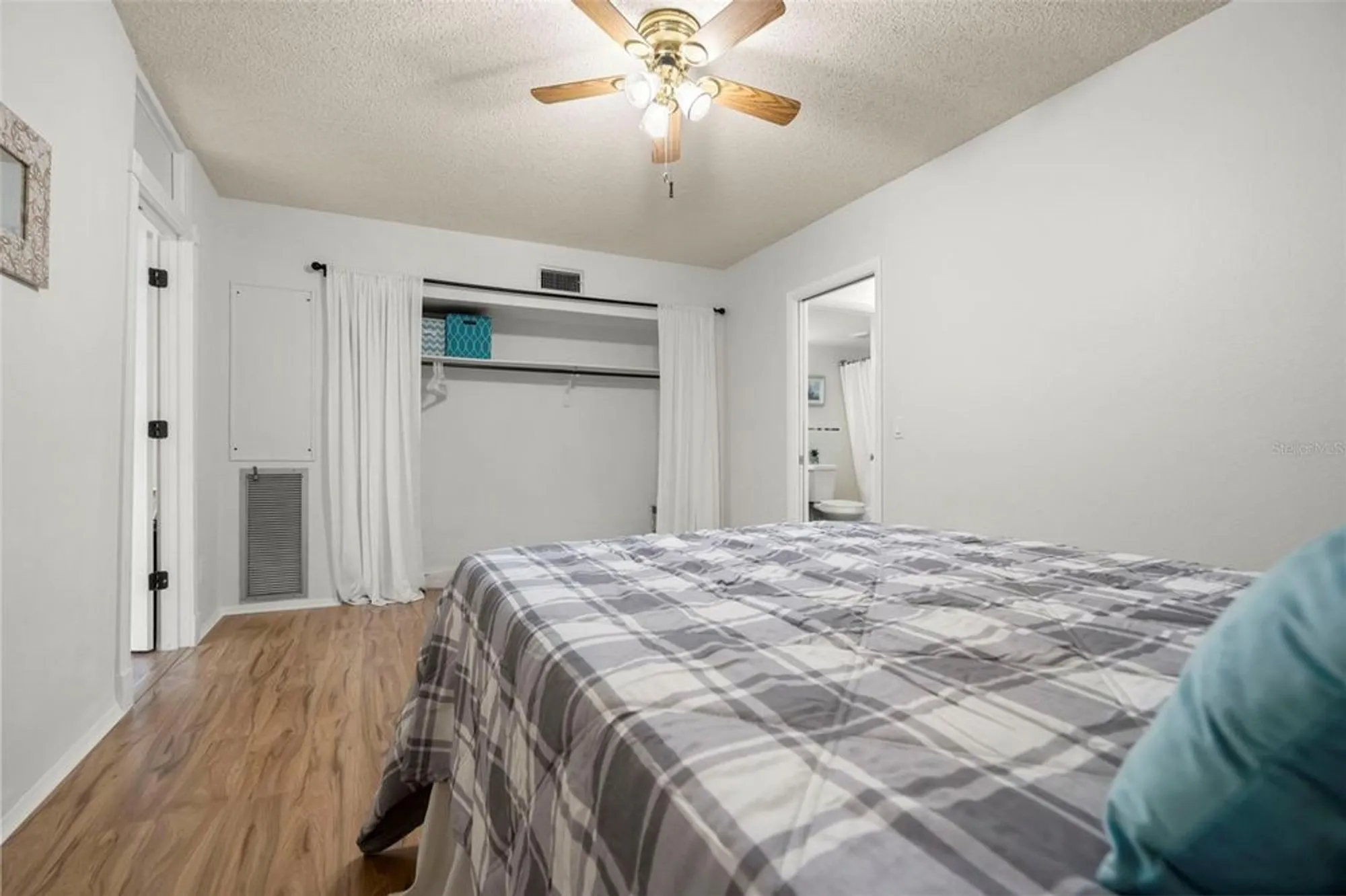 Property Slideshow image 14 of 41 | 2331 finlandia ln apt 53, Clearwater, FL, 33763