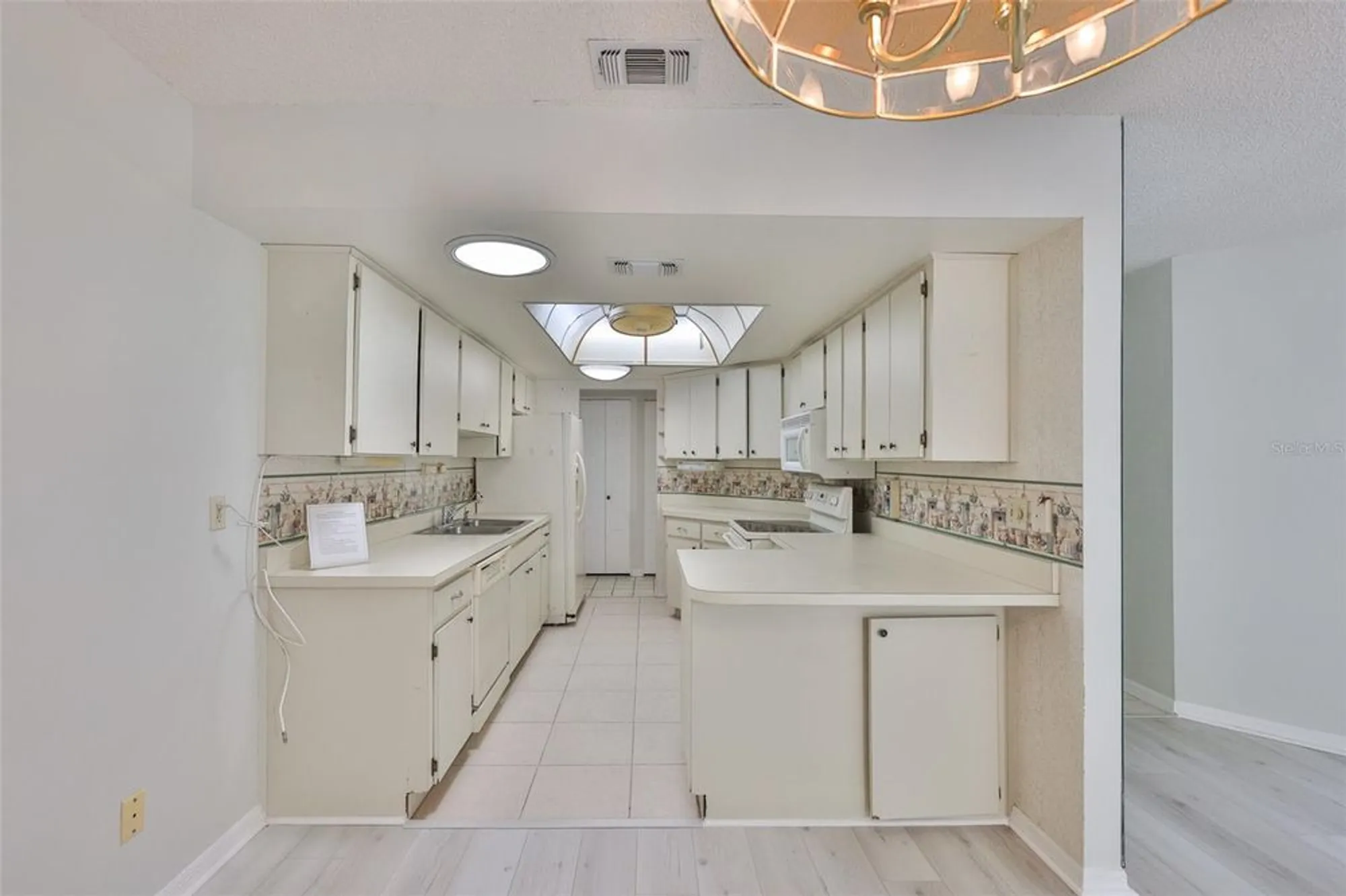 Property Slideshow image 15 of 45 | 2026 hawkhurst cir, Sun City Center, FL, 33573