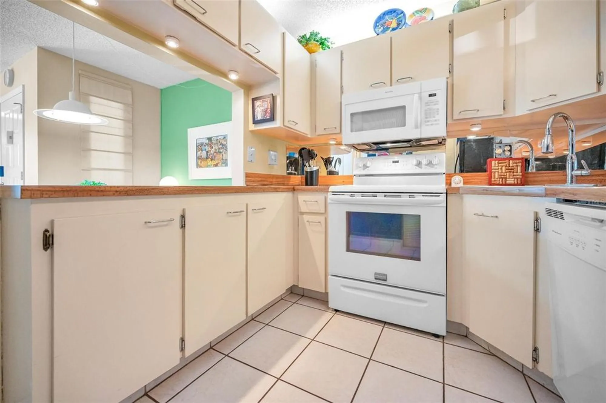 Property Slideshow image 18 of 63 | 2642 pine ridge way d2, Palm Harbor, FL, 34684