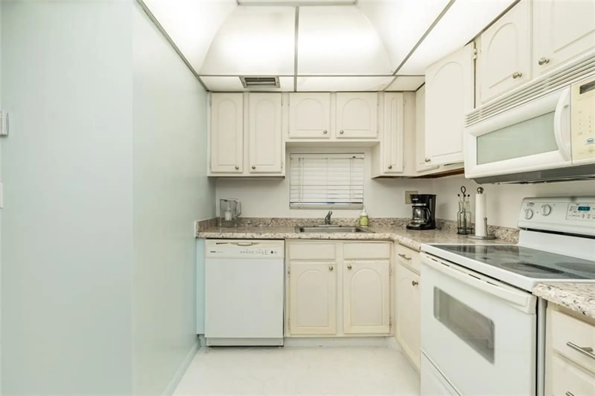 Property Slideshow image 11 of 56 | 9611 n hollybrook lake dr 107, Pembroke Pines, FL, 33025