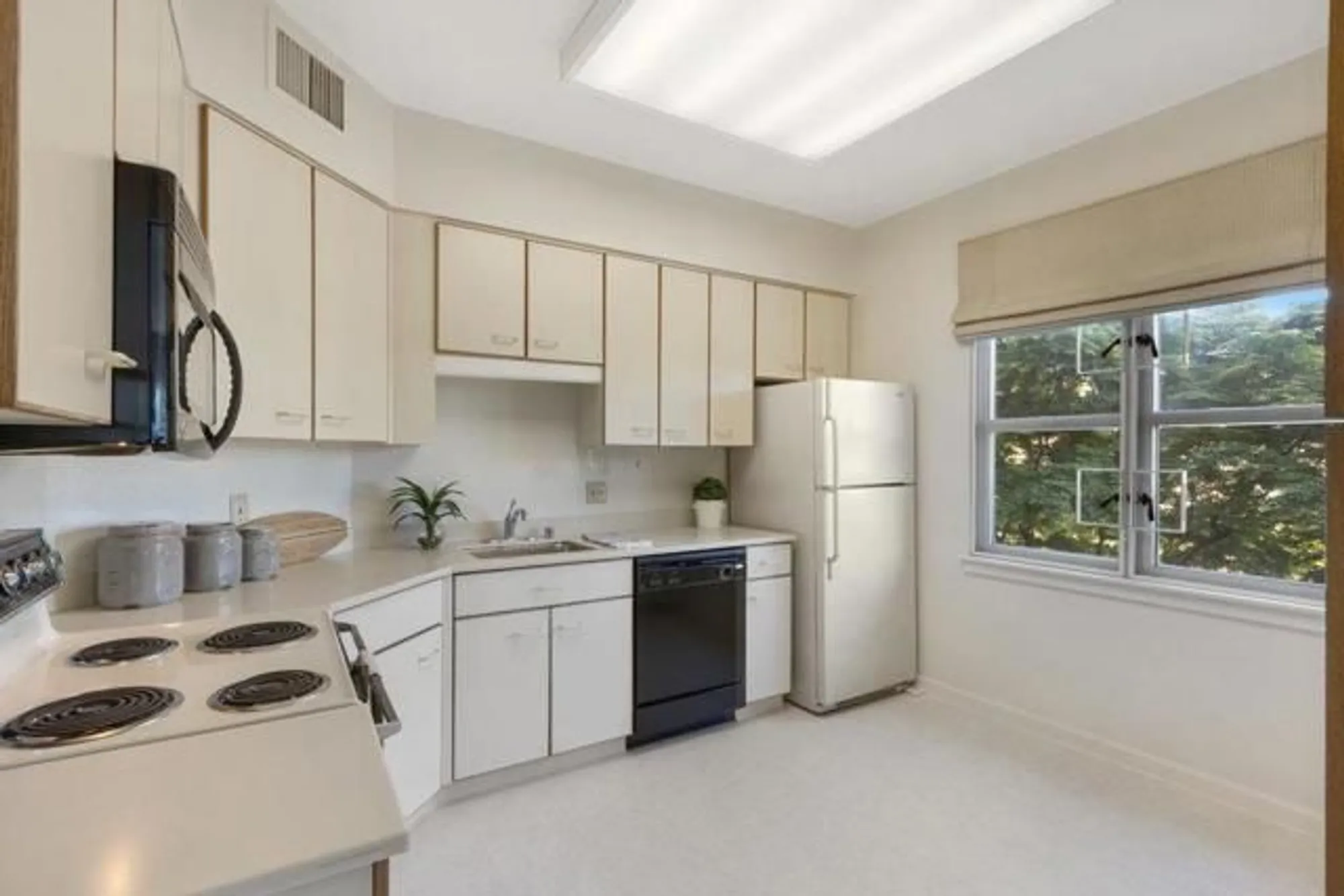 Property Slideshow image 9 of 13 | 1 baldwin ave 203, San Mateo, CA, 94401