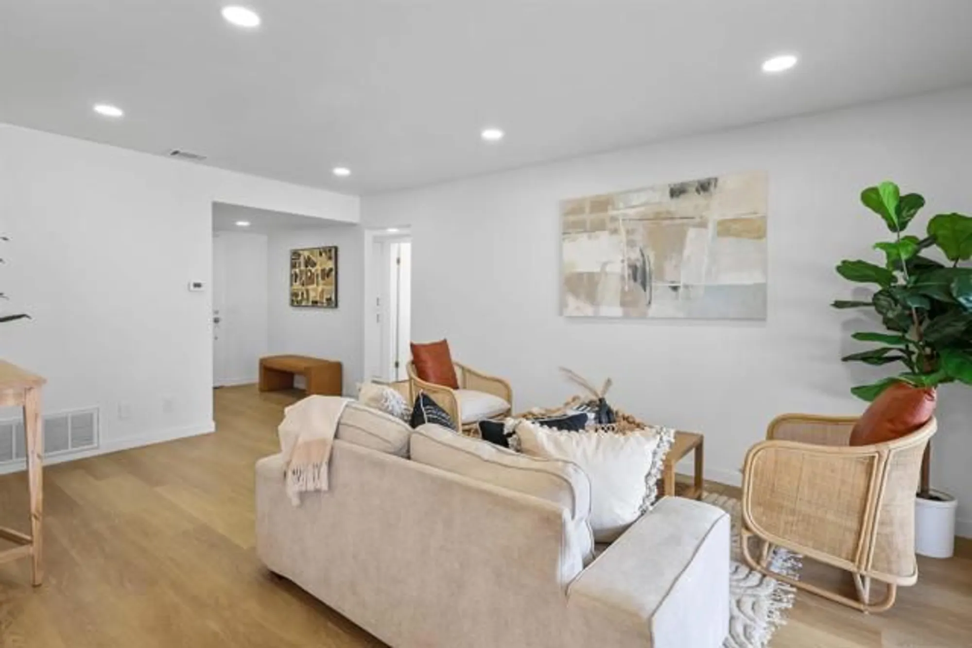 Property Slideshow image 8 of 18 | 3910 san lorenzo ct, Oceanside, CA, 92057