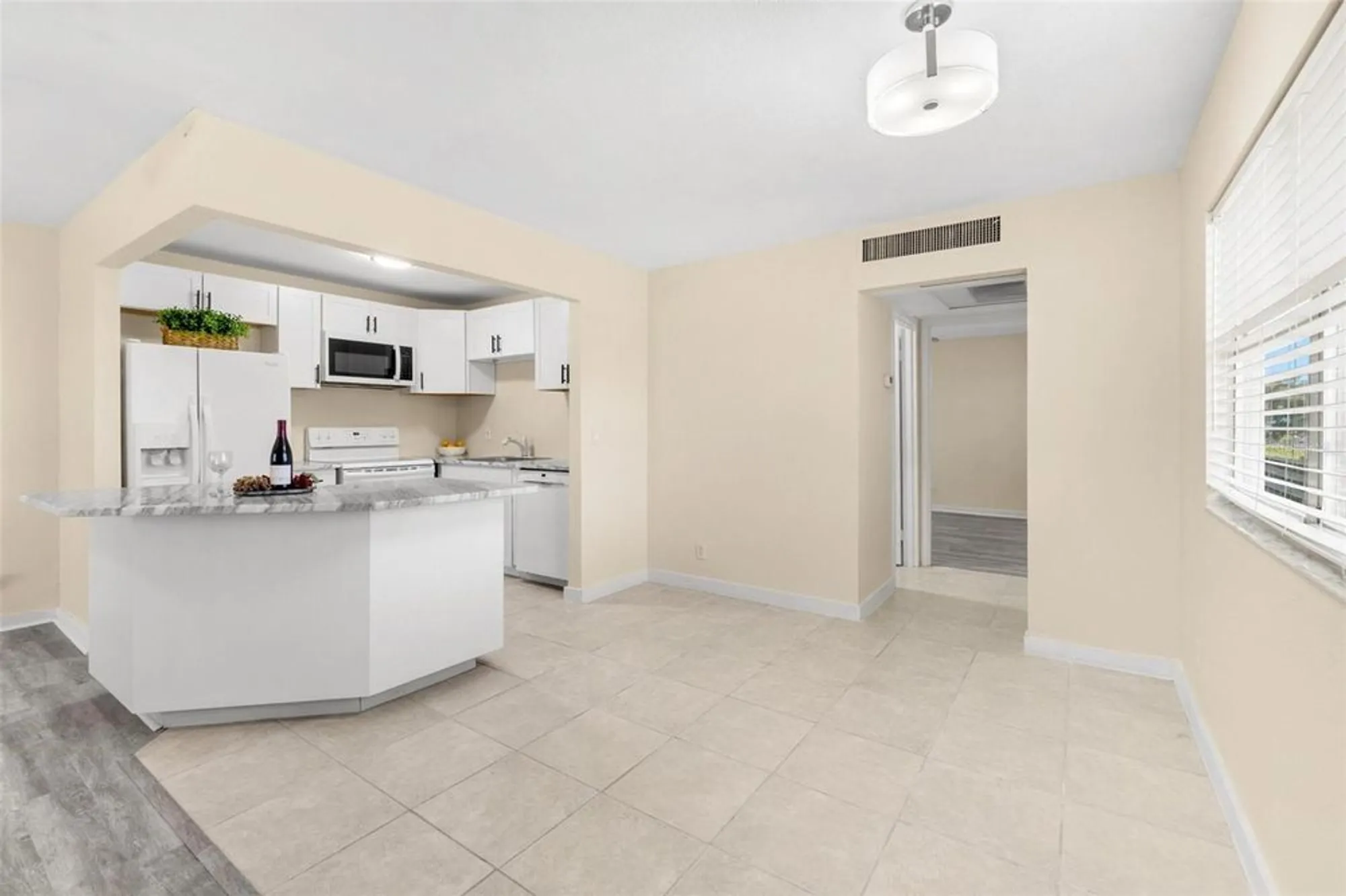 Property Slideshow image 8 of 33 | 201 bedford trl apt 123, Sun City Center, FL, 33573