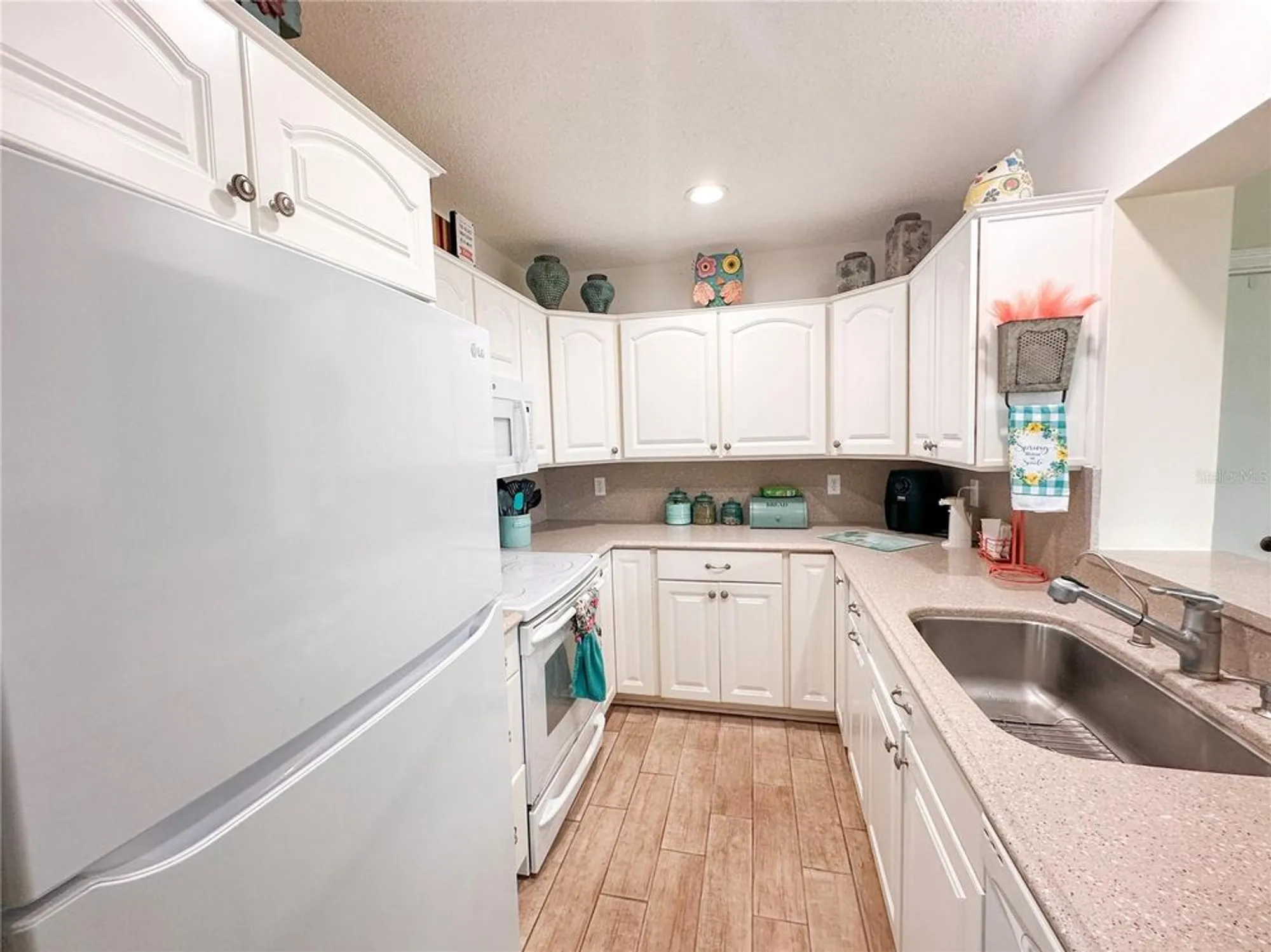 Property Slideshow image 10 of 27 | 216 gloucester blvd # 216, Sun City Center, FL, 33573