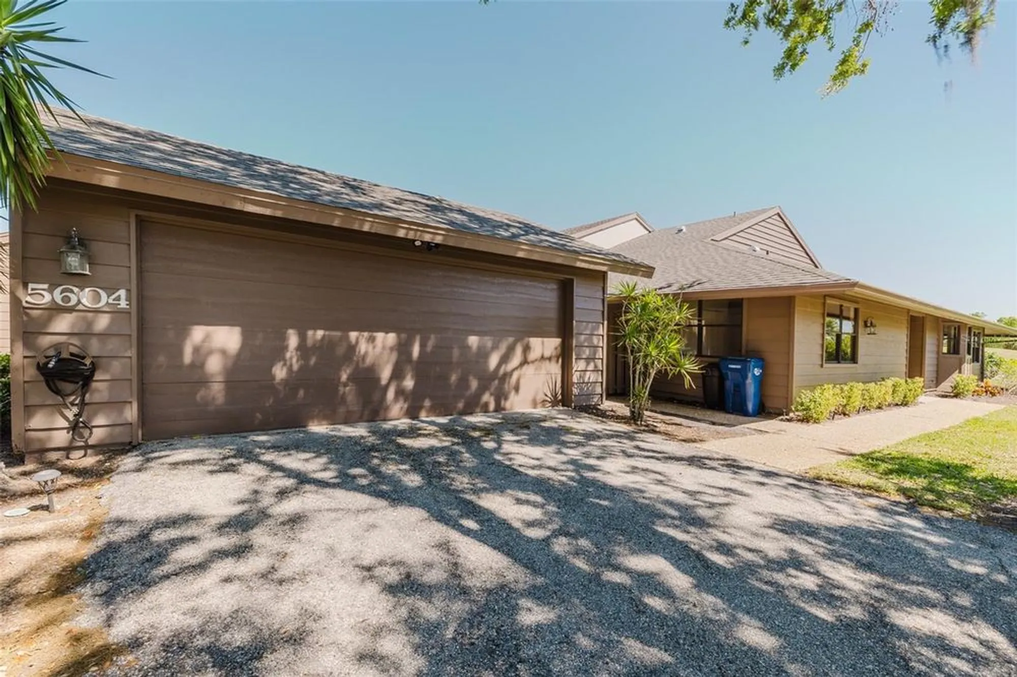 Property Slideshow image 14 of 53 | 5604 doral dr, Sarasota, FL, 34243