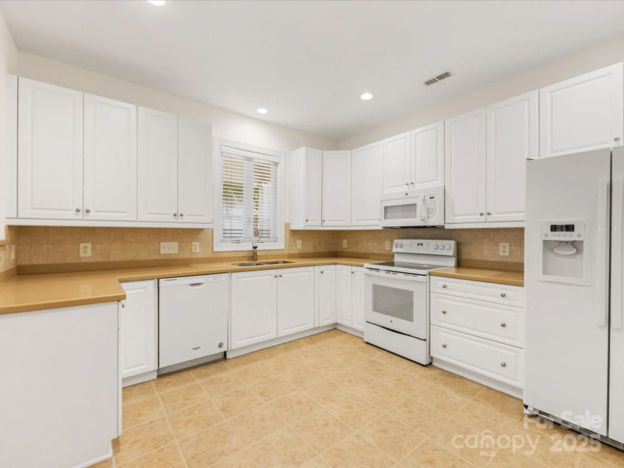 Property Slideshow image 18 of 47 | 2963 bellasera way, Matthews, NC, 28105