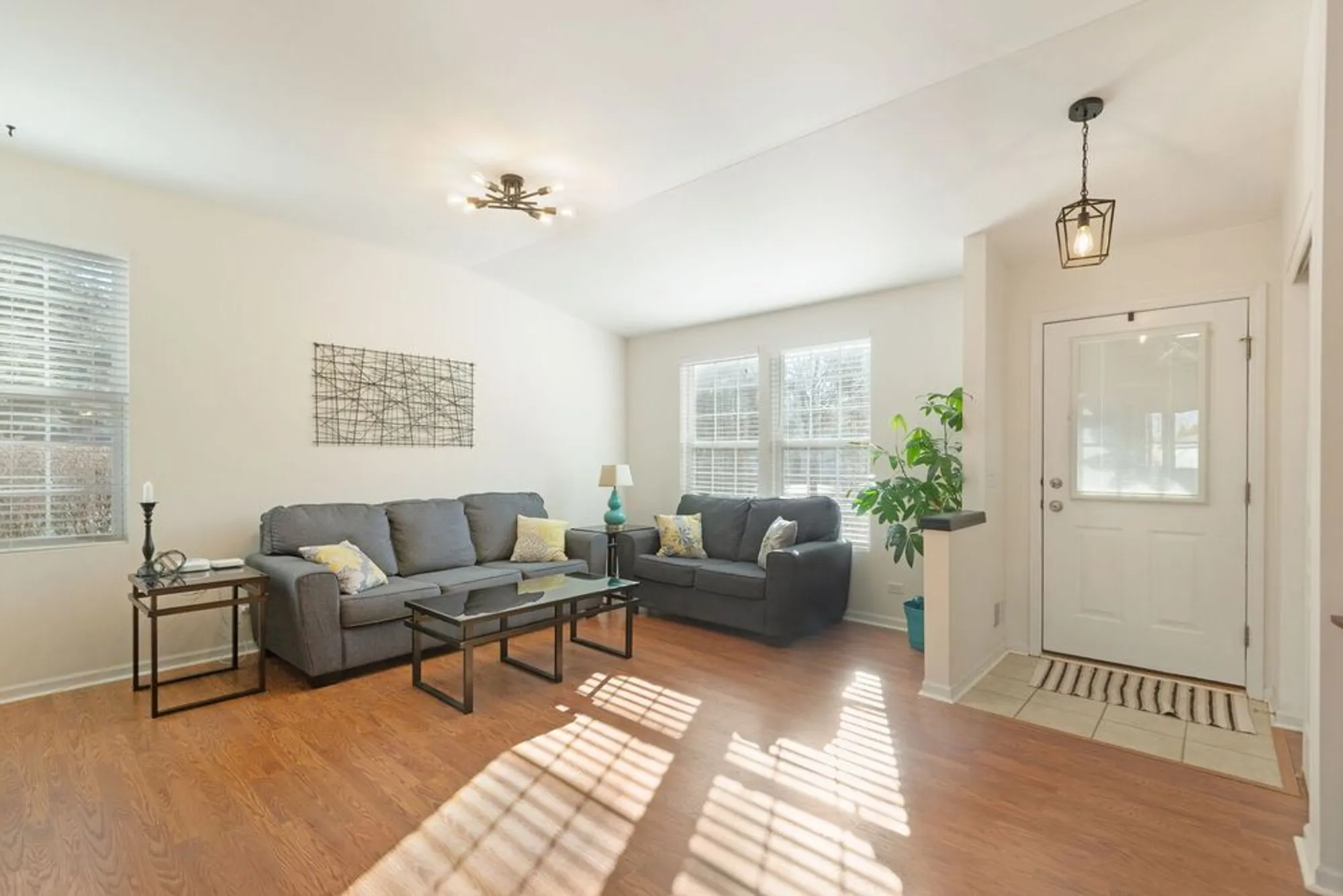 Property Slideshow image 2 of 16 | 94 w essington dr, Round Lake, IL, 60073