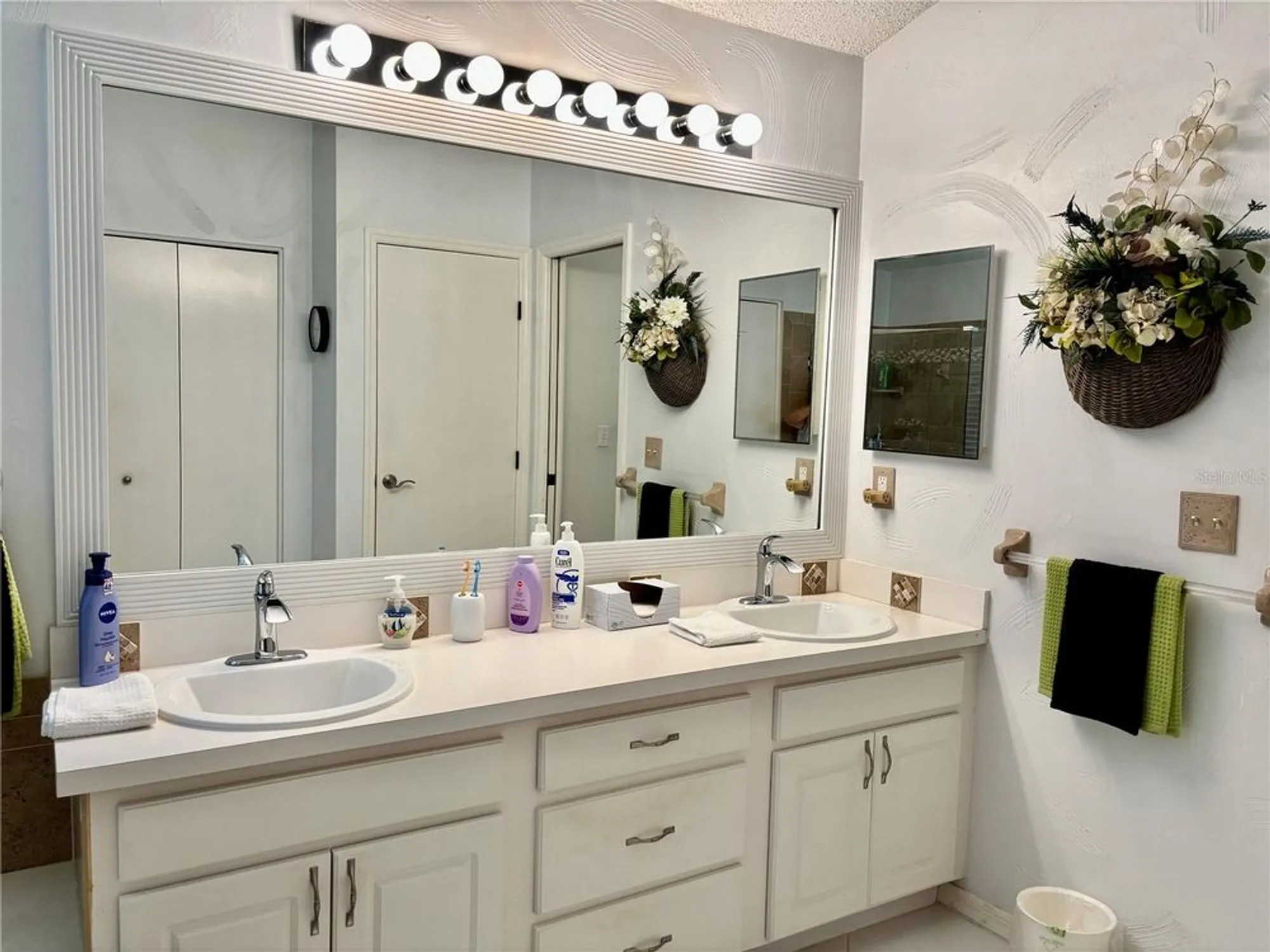 Property Slideshow image 25 of 35 | 2002 e del webb blvd, Sun City Center, FL, 33573