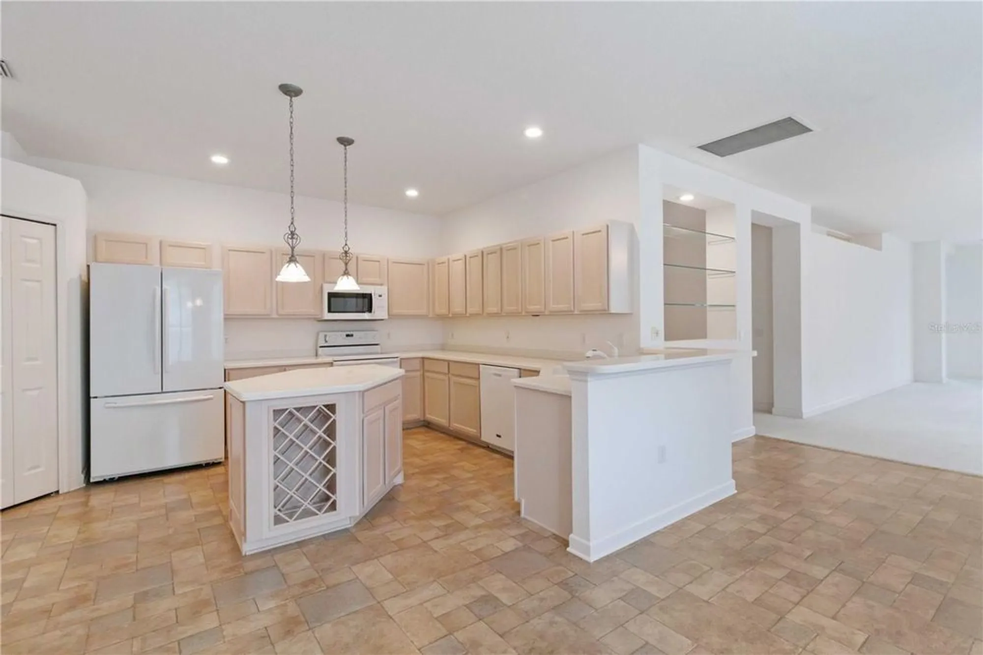 Property Slideshow image 17 of 51 | 4939 lakescene pl, Sarasota, FL, 34243