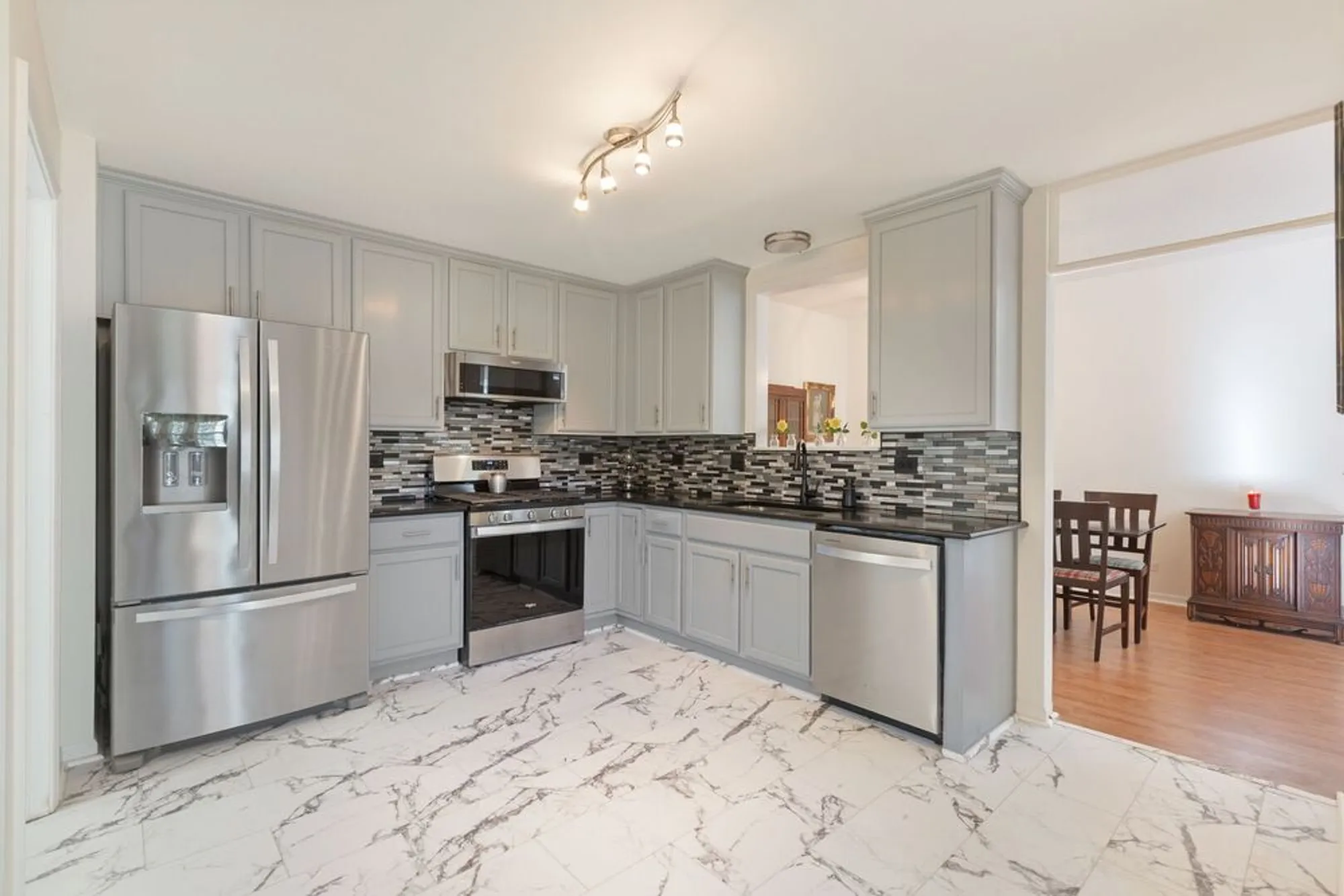 Property Slideshow image 5 of 16 | 94 w essington dr, Round Lake, IL, 60073