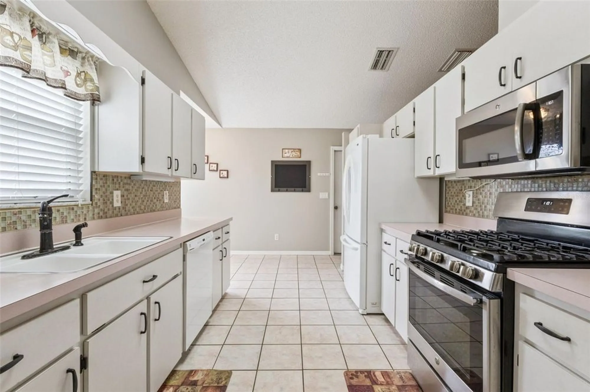 Property Slideshow image 14 of 73 | 26320 evert st, Leesburg, FL, 34748