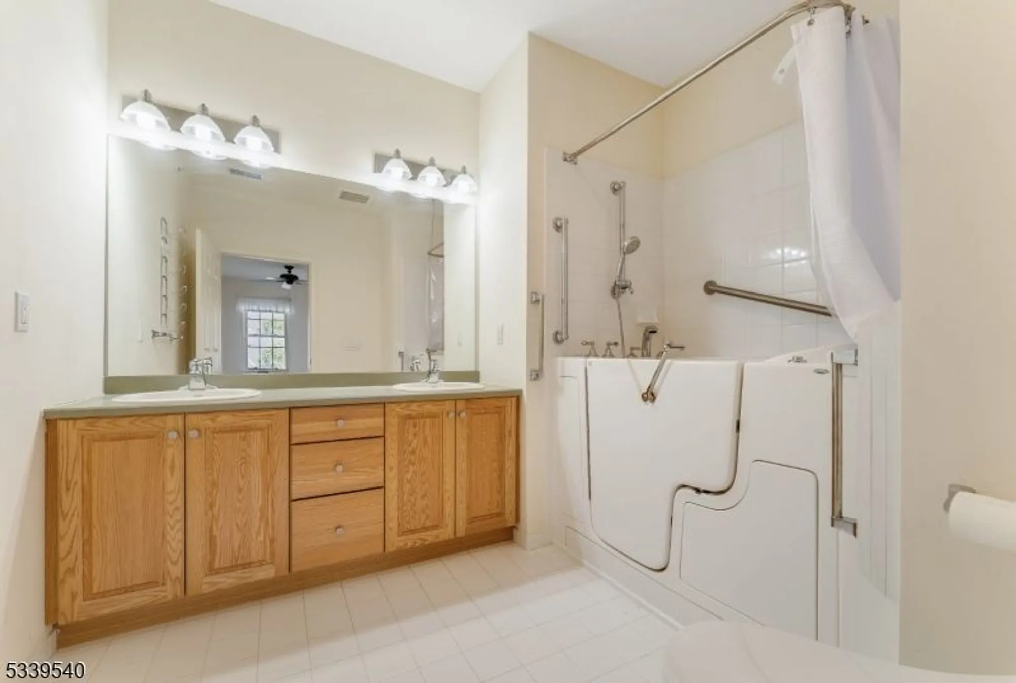 Property Slideshow image 10 of 48 | 6015 brookfield glen dr # 15, Belvidere, NJ, 07823
