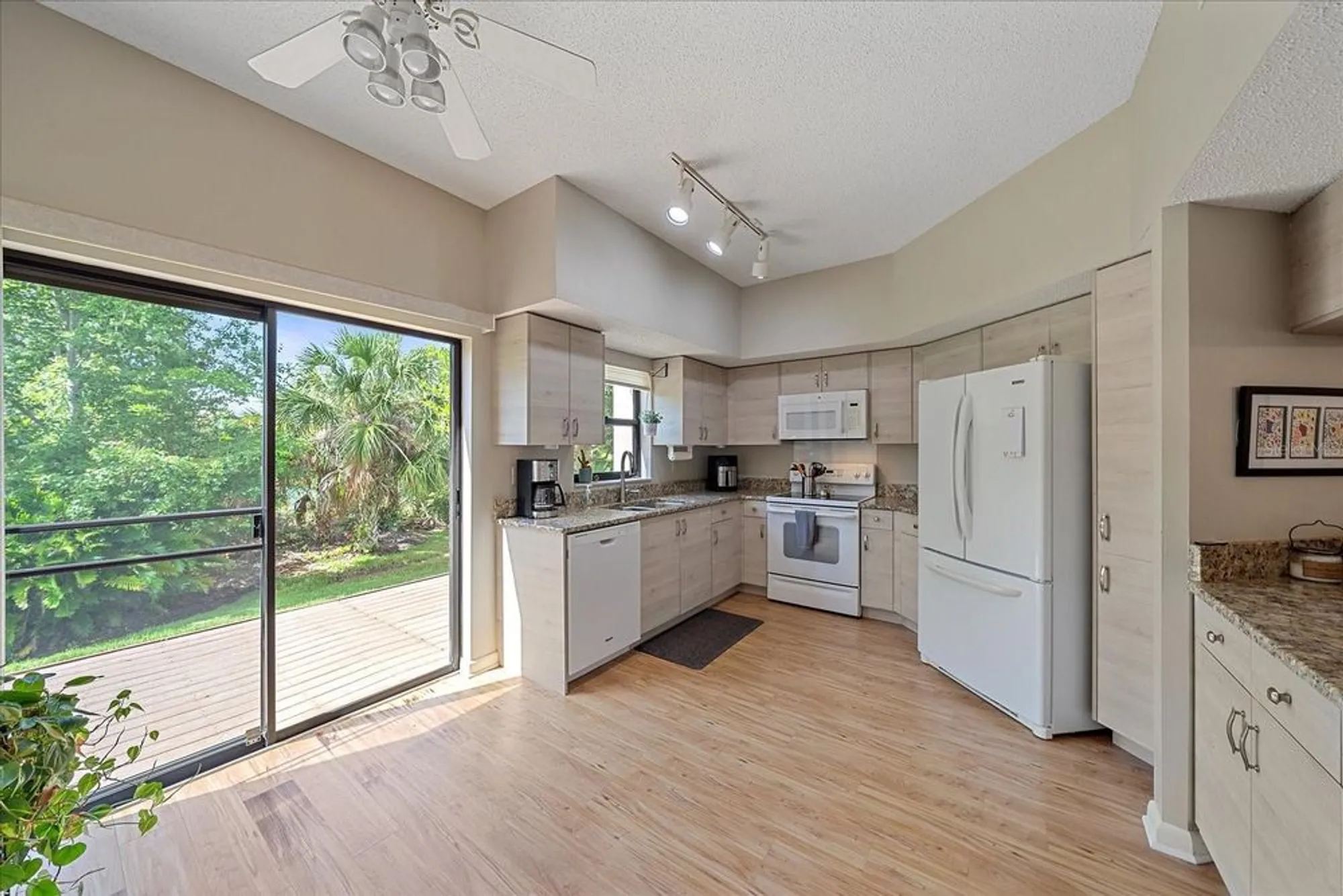 Property Slideshow image 14 of 39 | 1612 starling dr # 101, Sarasota, FL, 34231