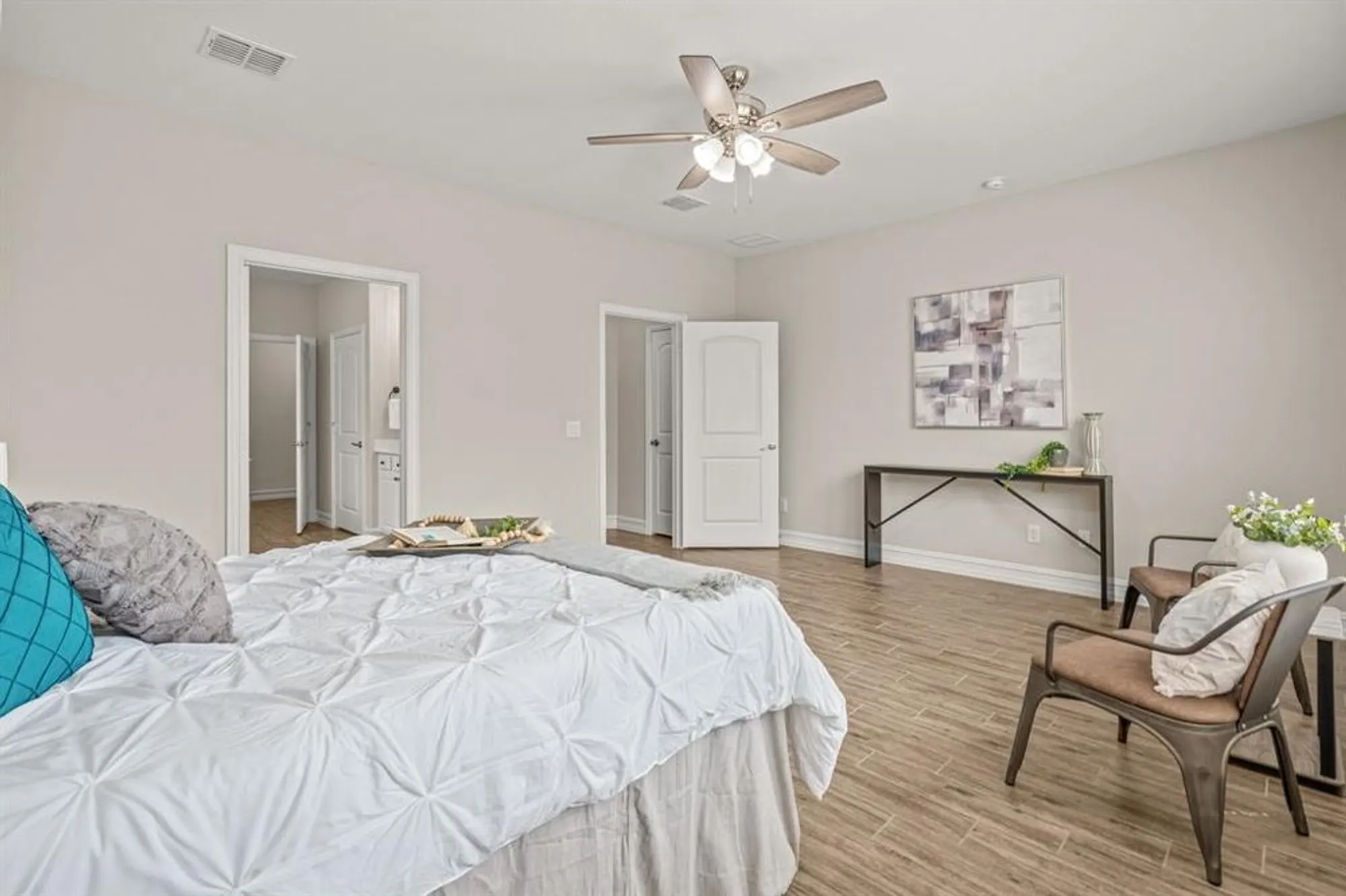 Property Slideshow image 5 of 40 | 712 freedom ln, Aubrey, TX, 76227