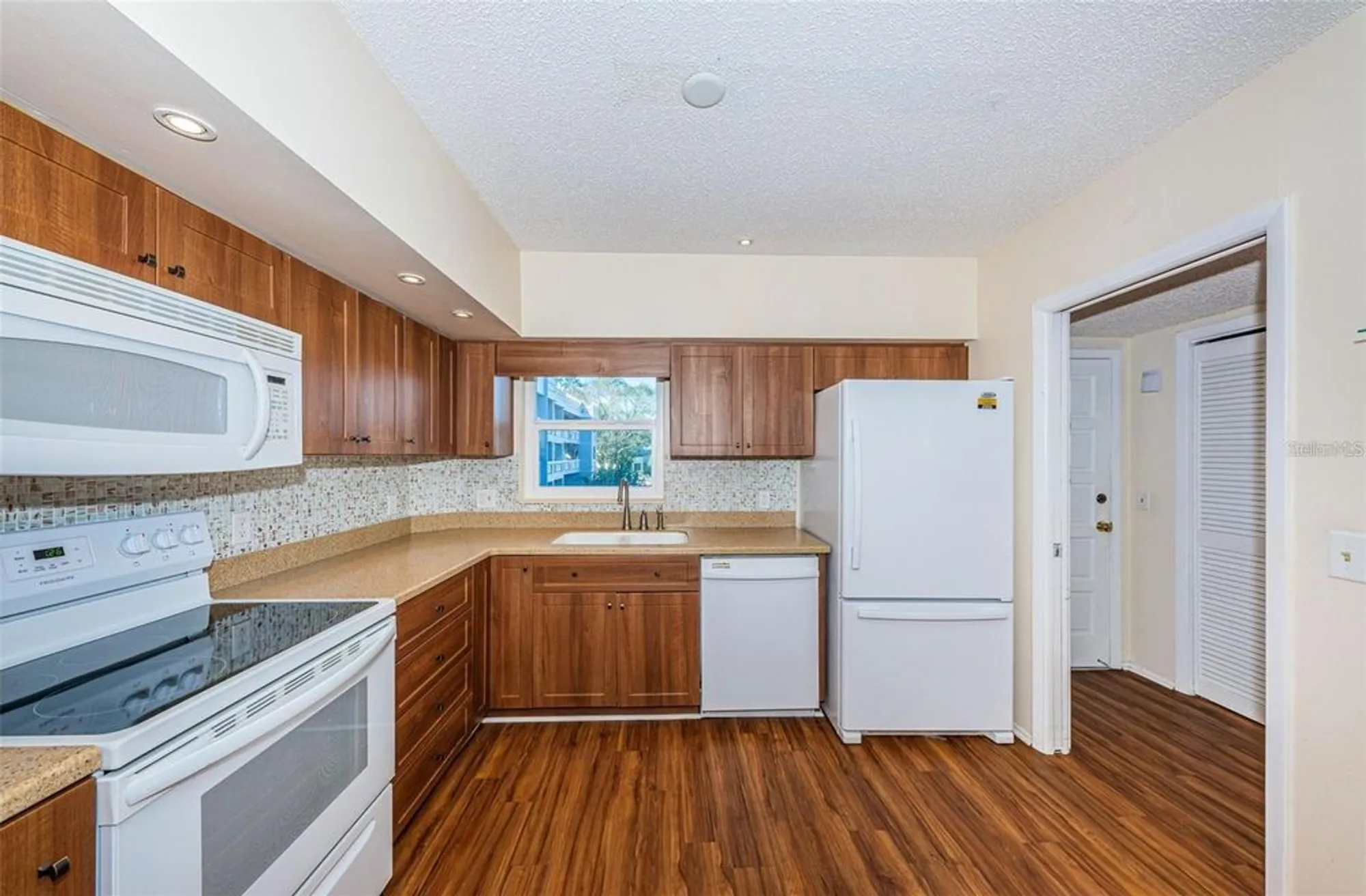 Property Slideshow image 10 of 52 | 2295 americus blvd 29, Clearwater, FL, 33763