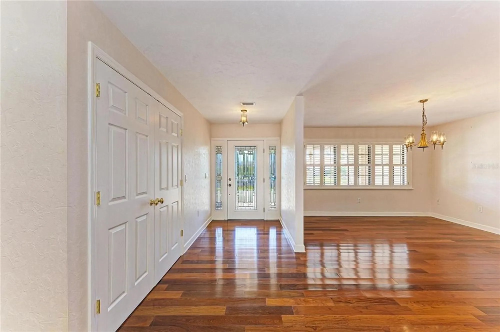 Property Slideshow image 10 of 83 | 5668 country lakes dr, Sarasota, FL, 34243