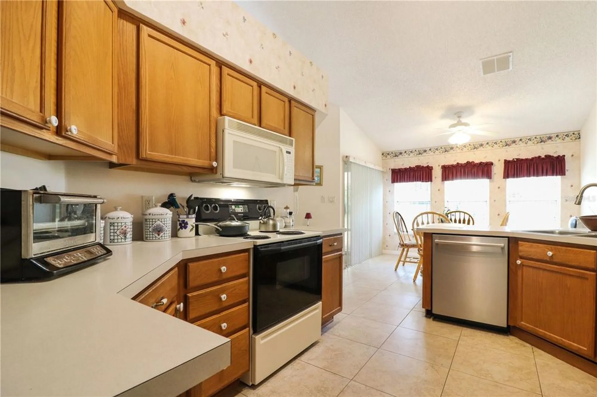 Property Slideshow image 8 of 22 | 25339 crestwater dr, Leesburg, FL, 34748