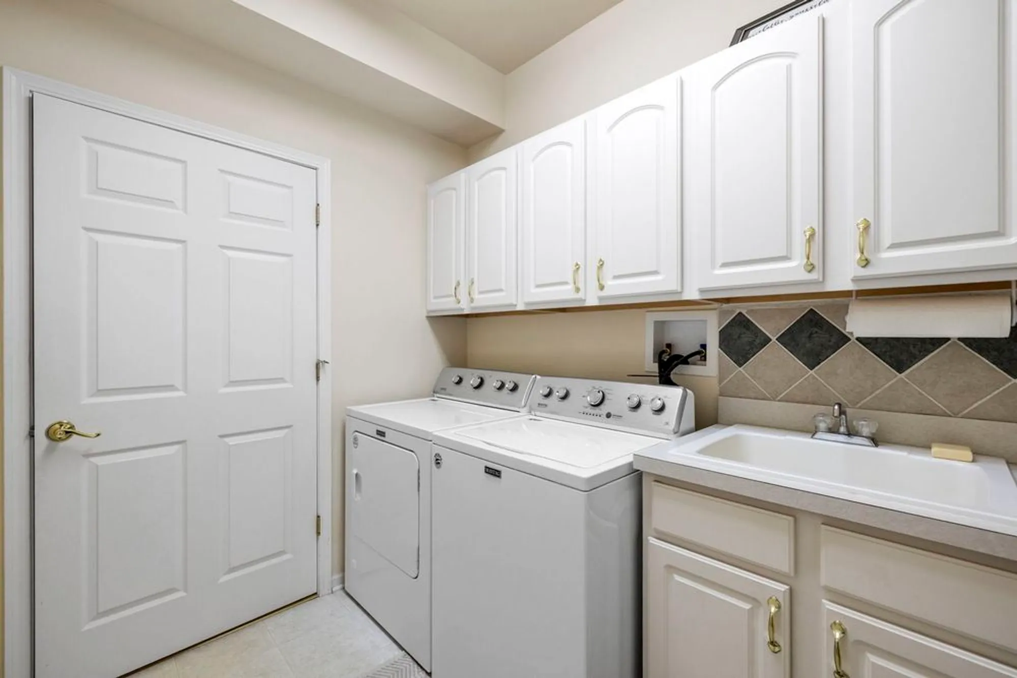 Property Slideshow image 16 of 28 | 16415 grandwood lake dr, Crest Hill, IL, 60403