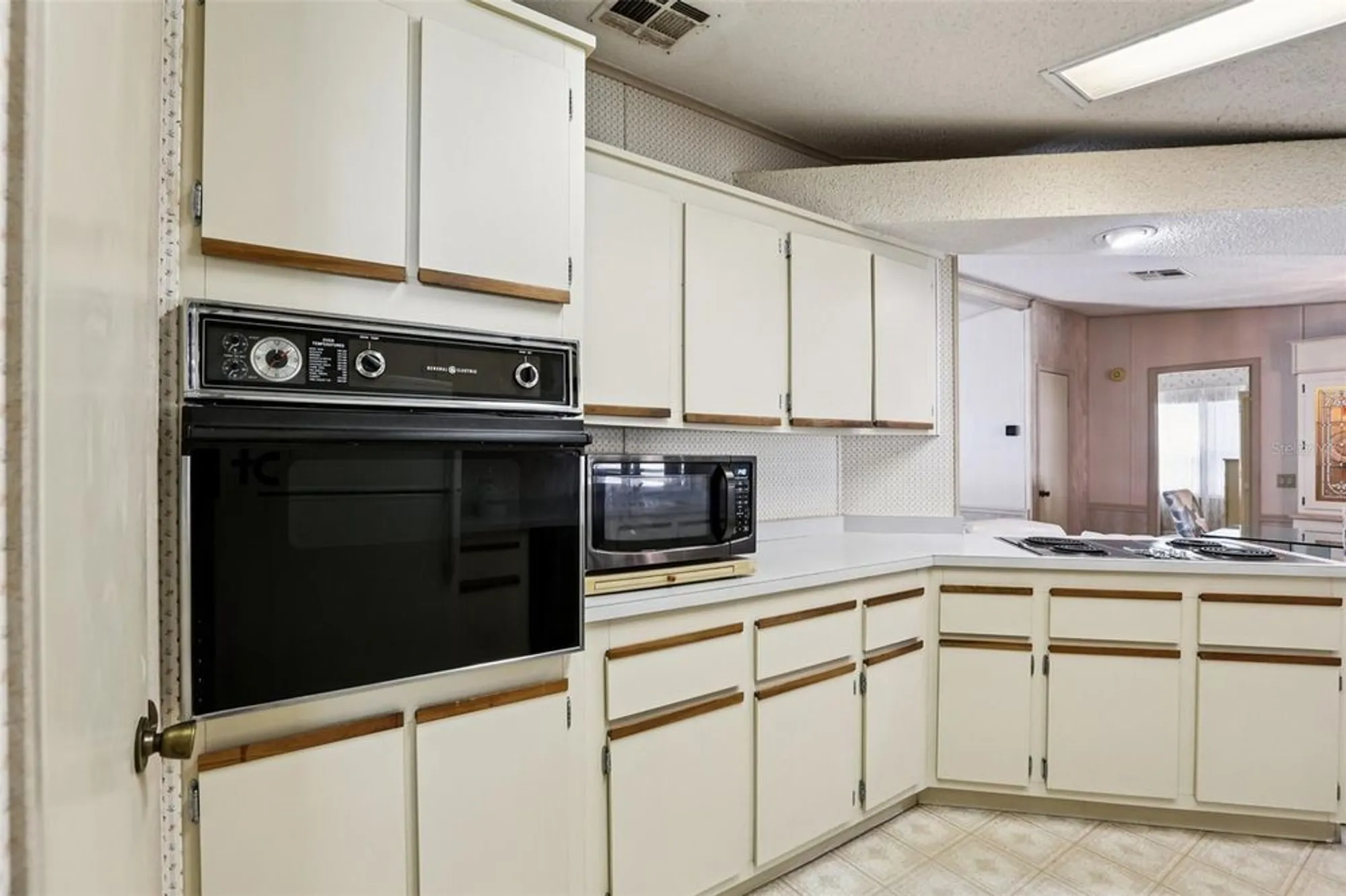 Property Slideshow image 12 of 42 | 4933 colonnades cir, Lakeland, FL, 33811