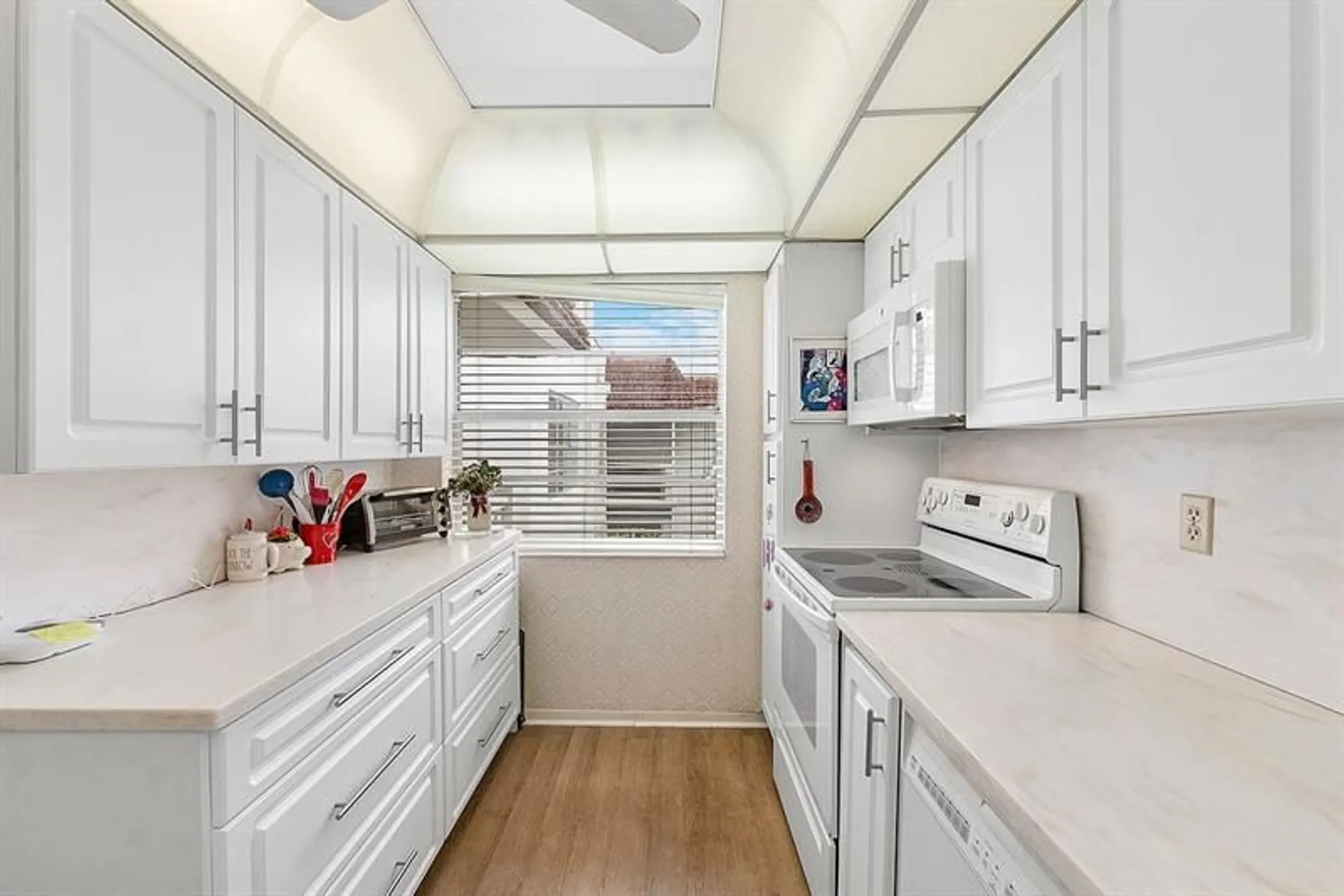 Property Slideshow image 9 of 32 | 3551 inverrary dr 404, Lauderhill, FL, 33319