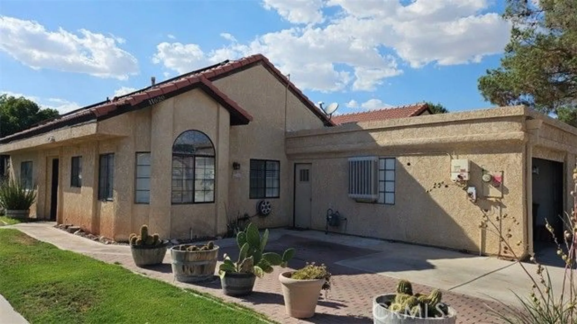 Property Slideshow image 1 of 23 | 11620 locust ln, Apple Valley, CA, 92308