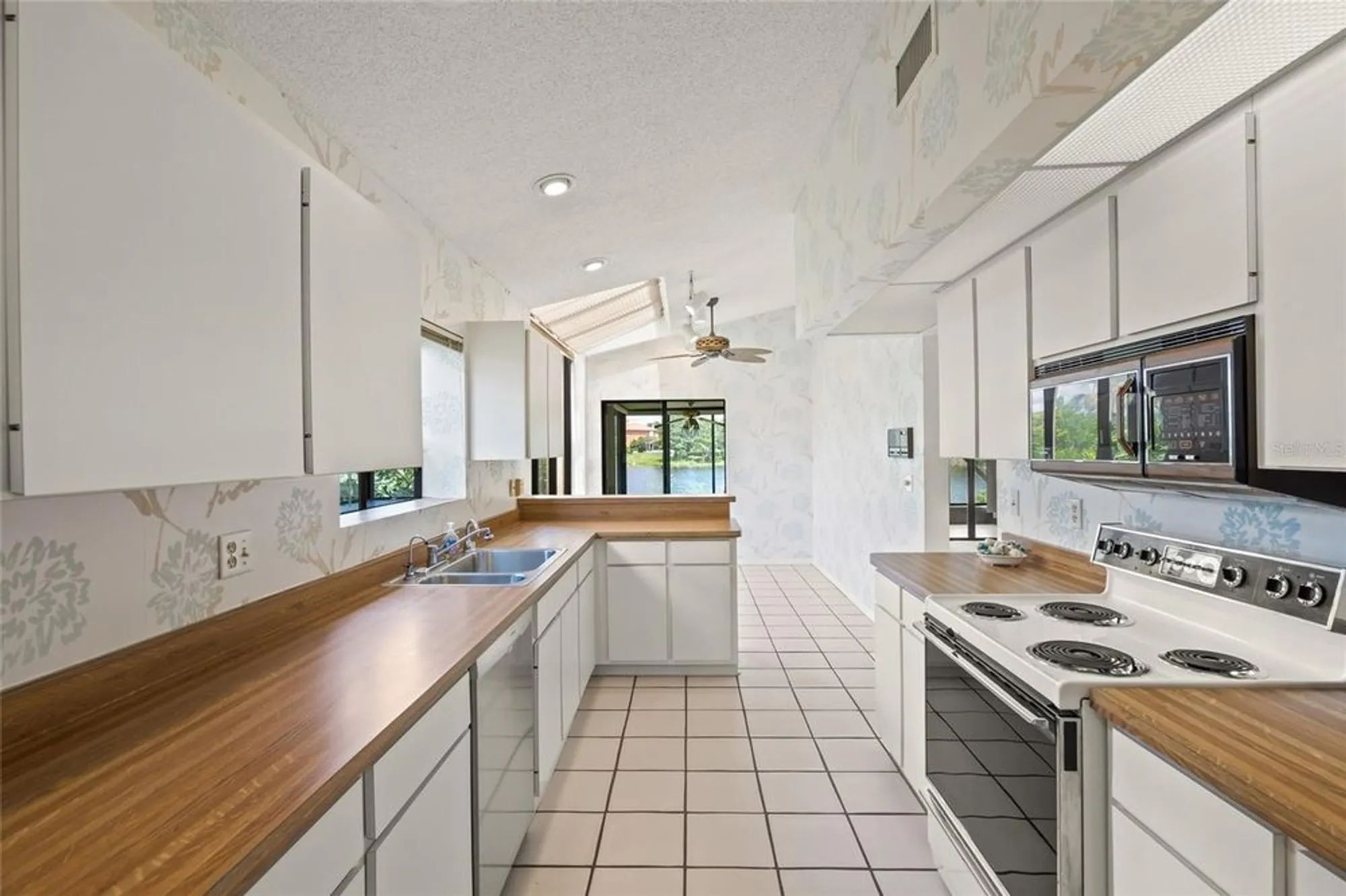 Property Slideshow image 13 of 43 | 7475 oak moss dr 20, Sarasota, FL, 34241