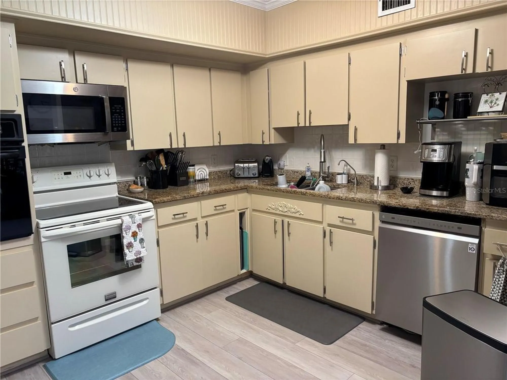 Property Slideshow image 7 of 29 | 2426 ecuadorian way 24, Clearwater, FL, 33763