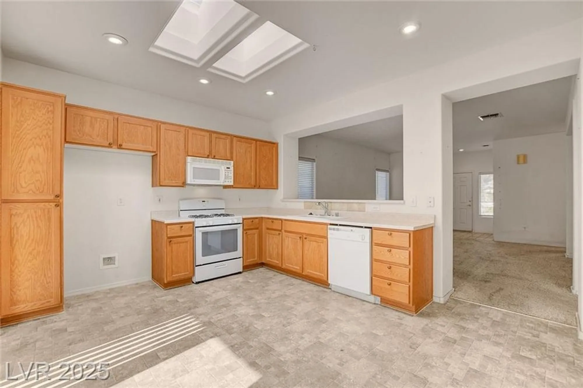 Property Slideshow image 14 of 45 | 2839 sapphire desert dr, Henderson, NV, 89052