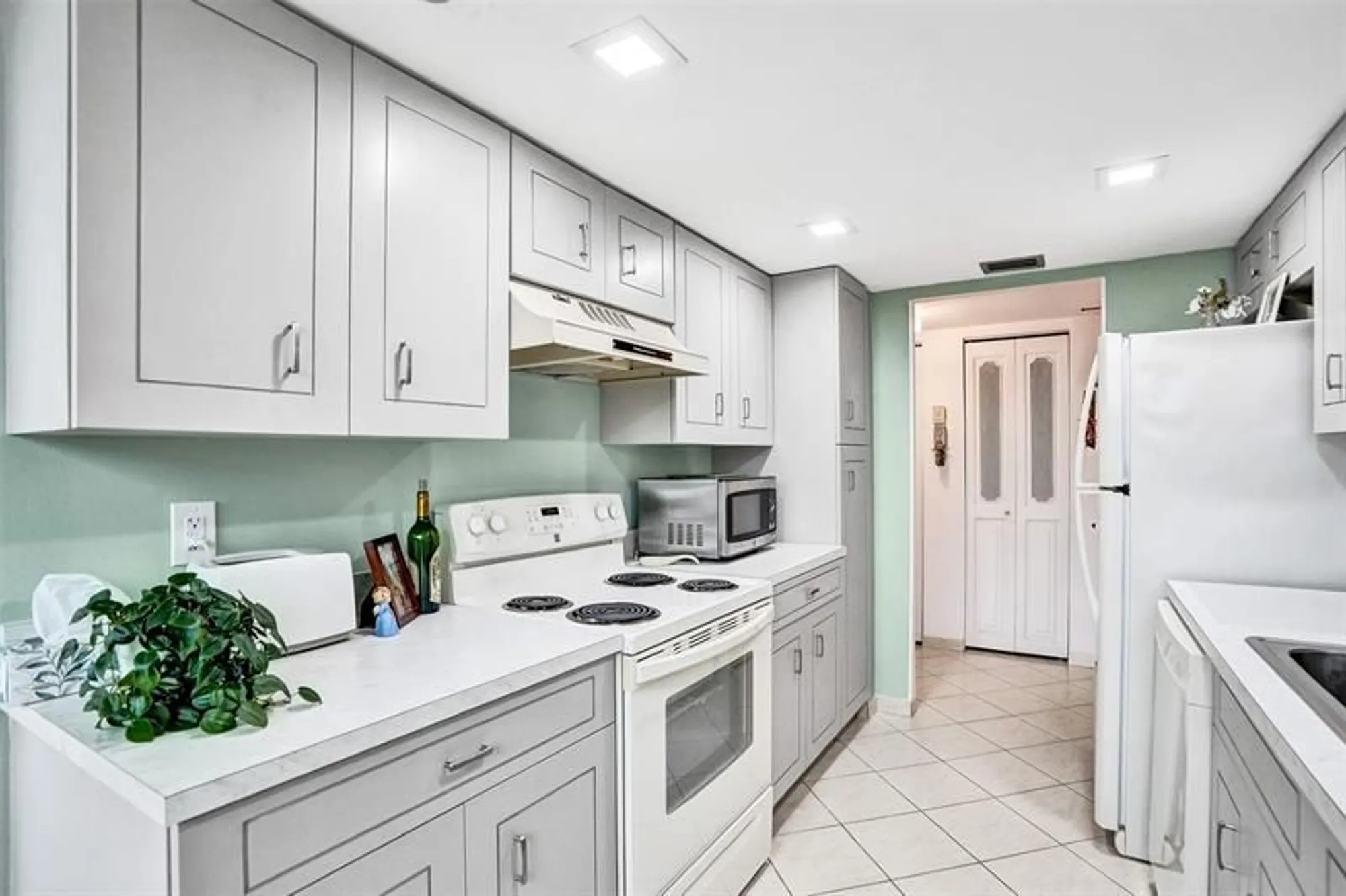 Property Slideshow image 8 of 71 | 1100 saint charles pl 612, Pembroke Pines, FL, 33026