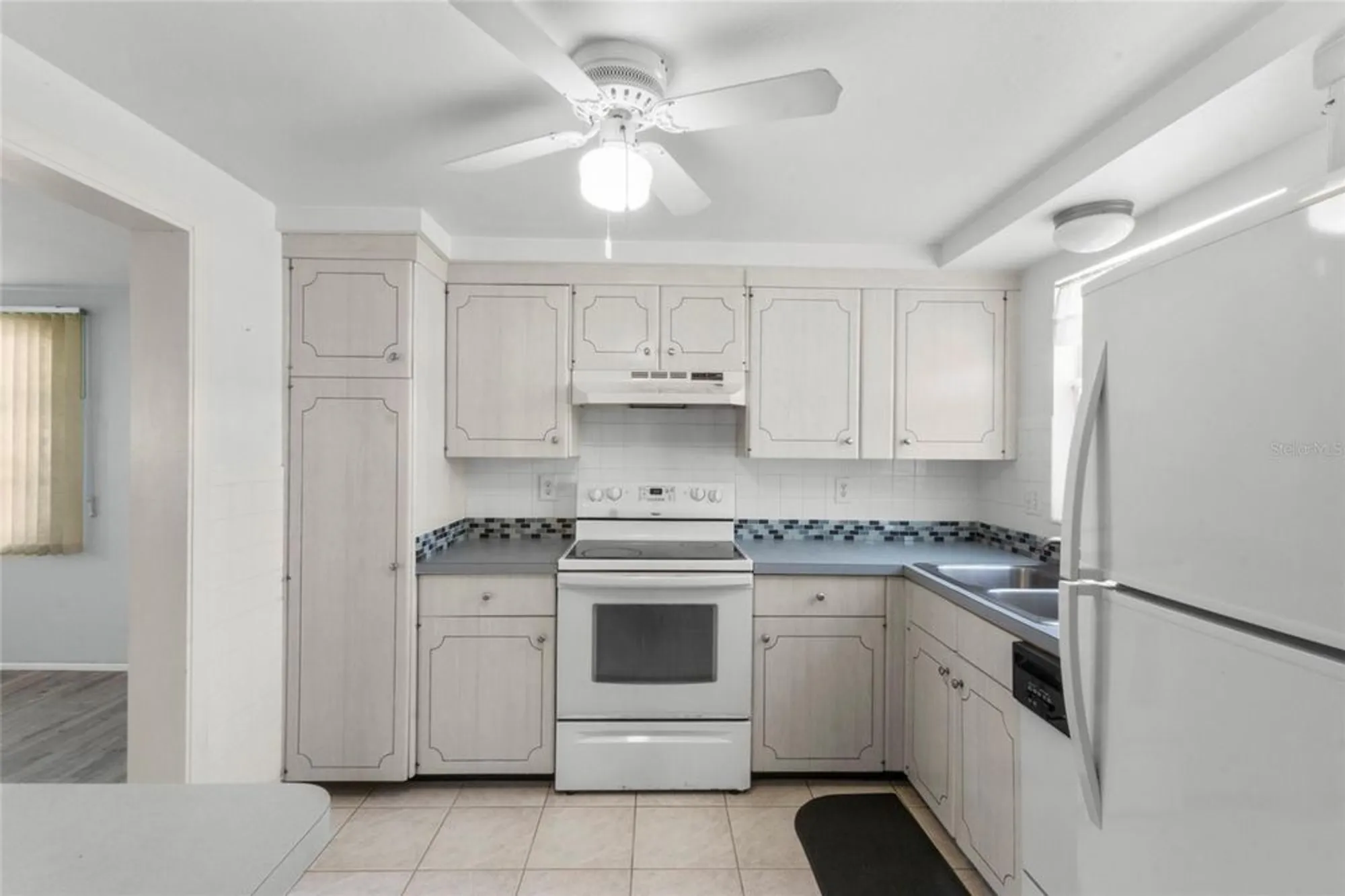 Property Slideshow image 5 of 23 | 1523 lakeside dr 15, Venice, FL, 34293