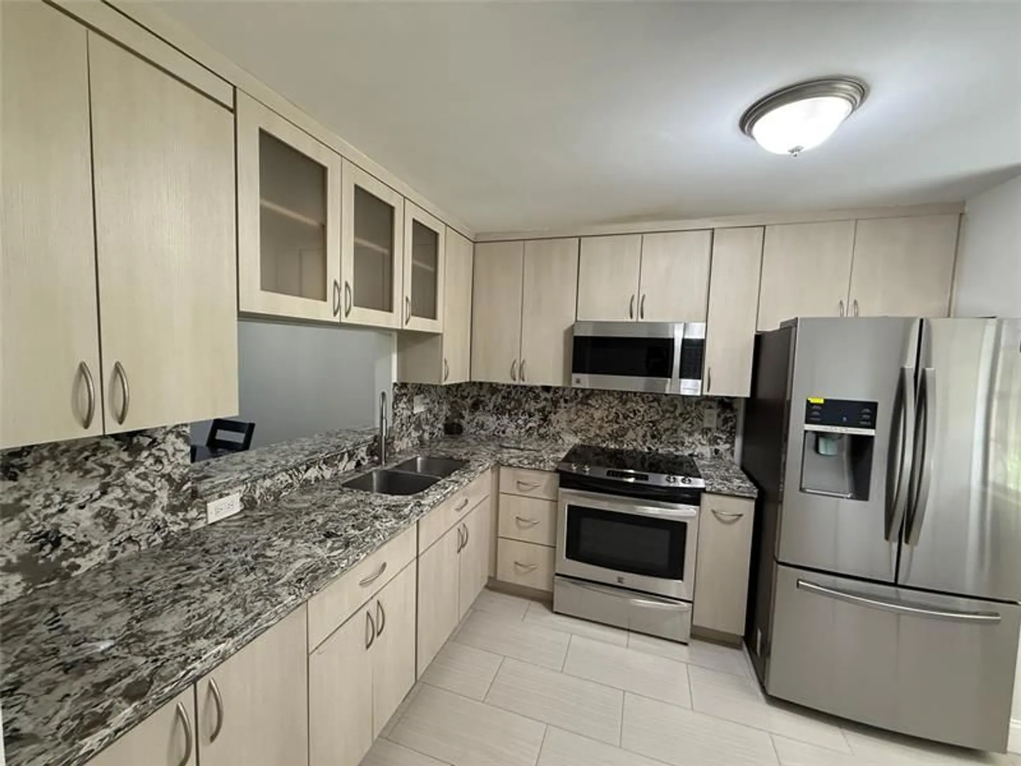 Property Slideshow image 2 of 21 | 1001 colony point cir apt 107, Pembroke Pines, FL, 33026