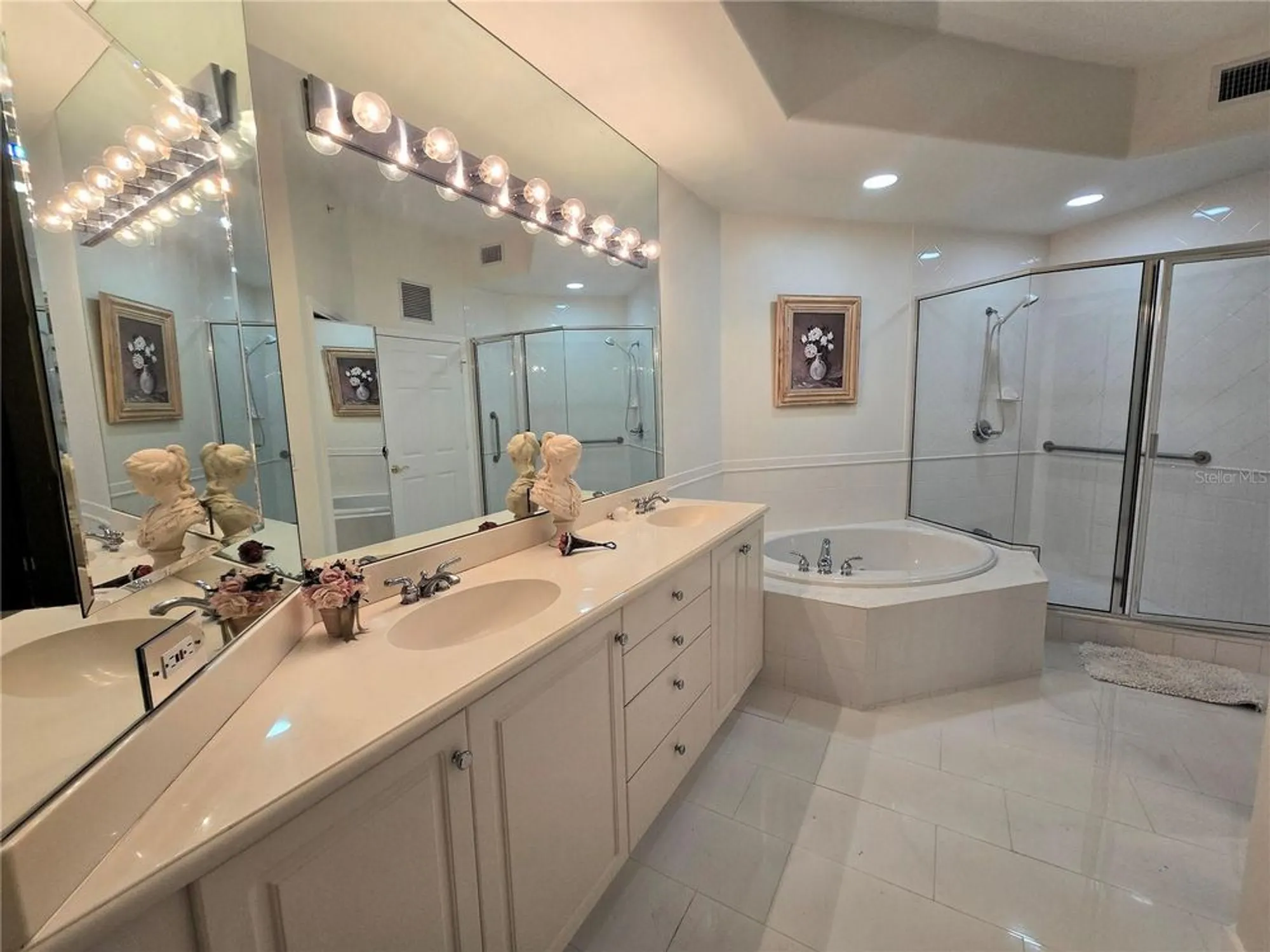 Property Slideshow image 24 of 41 | 5450 eagles point cir 405, Sarasota, FL, 34231