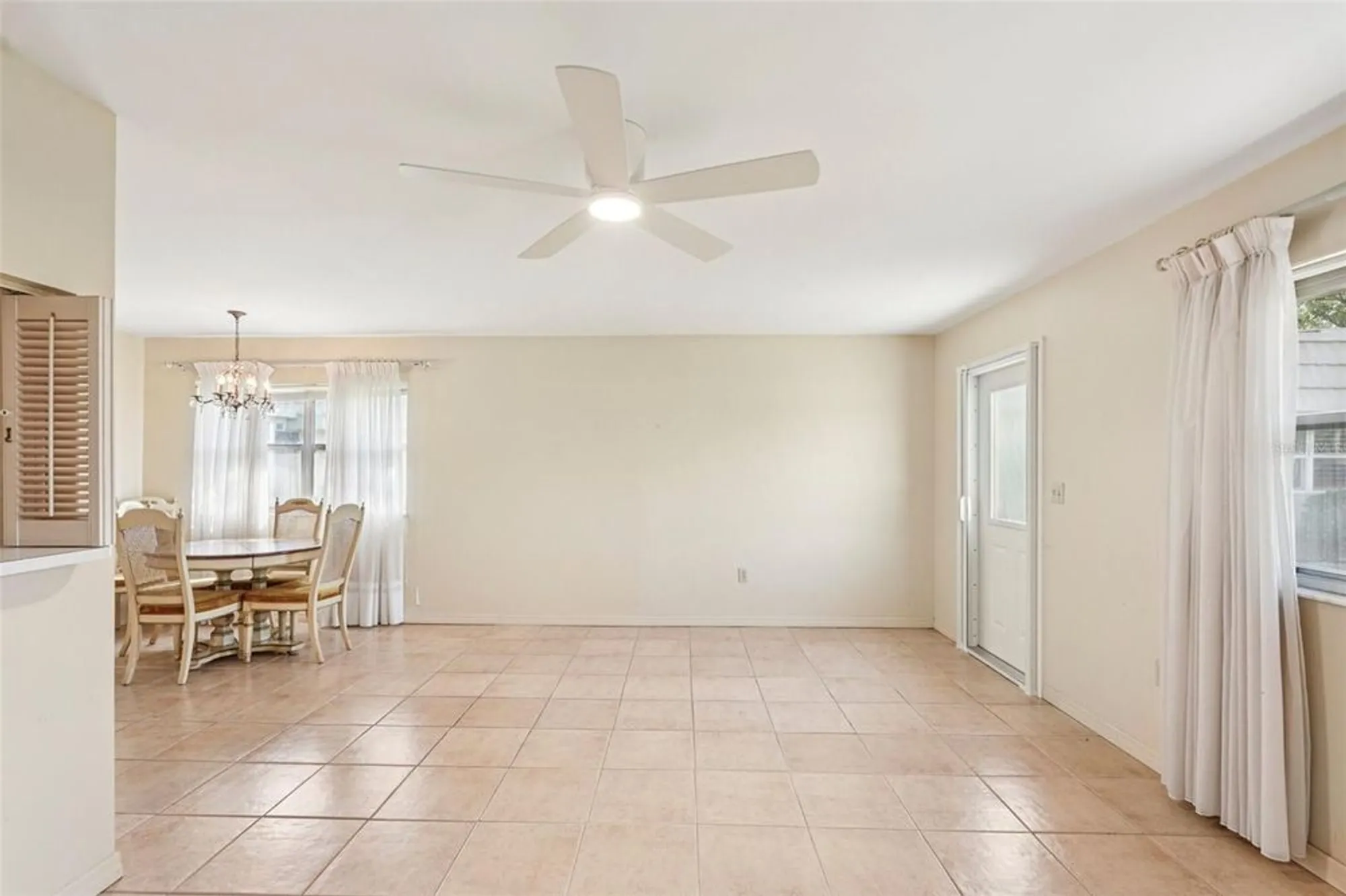 Property Slideshow image 9 of 50 | 201 kings blvd 19, Sun City Center, FL, 33573