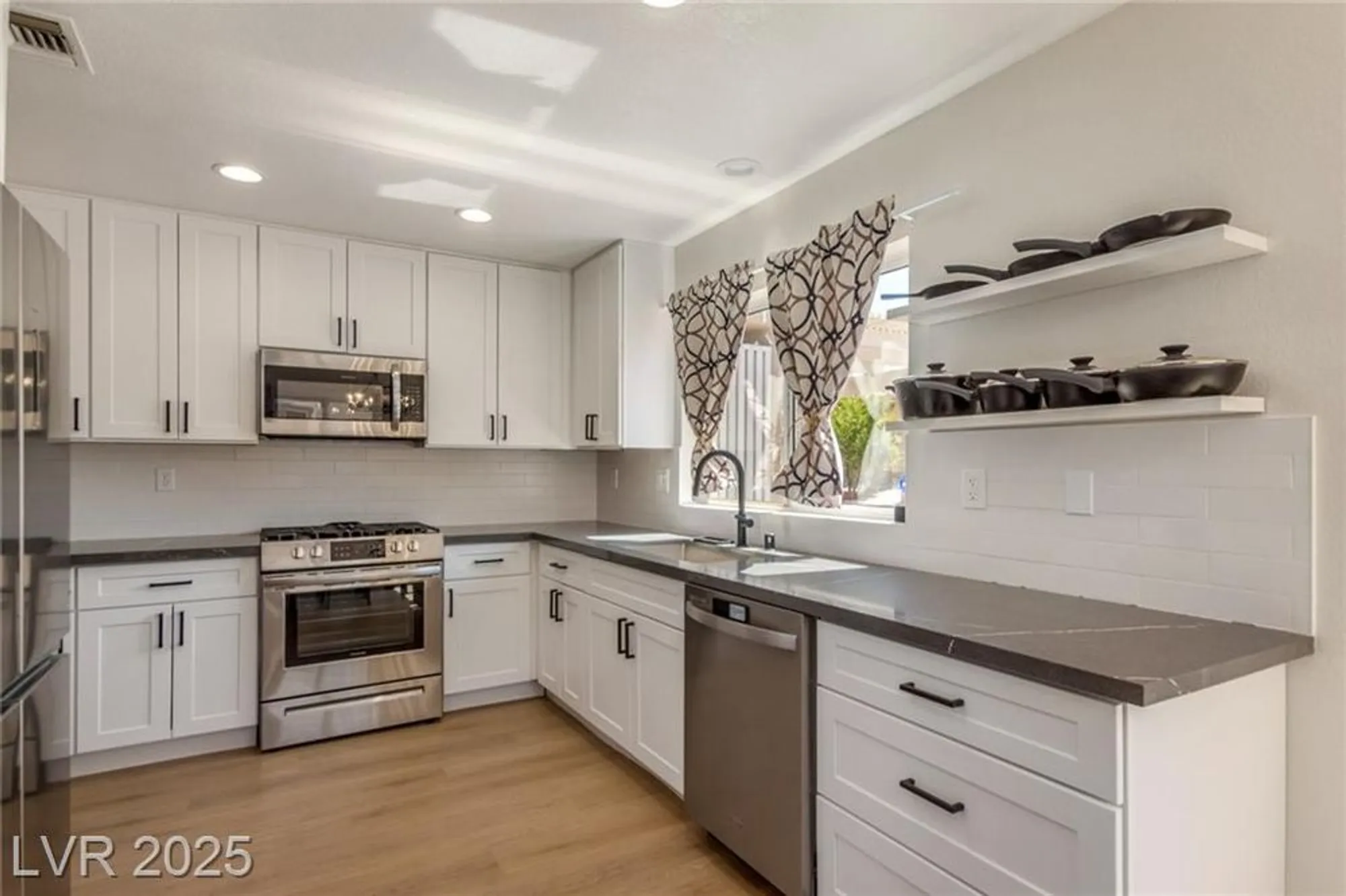 Property Slideshow image 14 of 42 | 8705 villa ridge dr, Las Vegas, NV, 89134