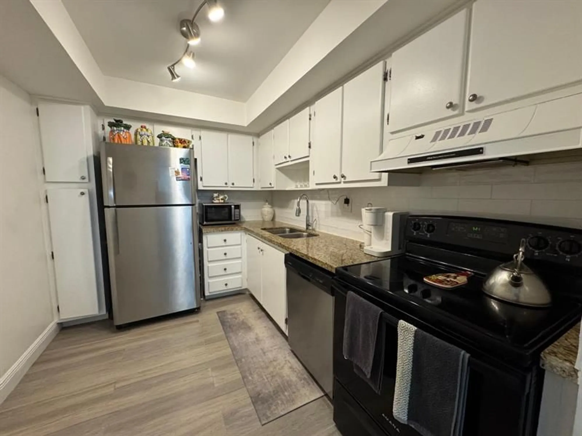 Property Slideshow image 4 of 40 | 6701 n university dr apt 216, Tamarac, FL, 33321