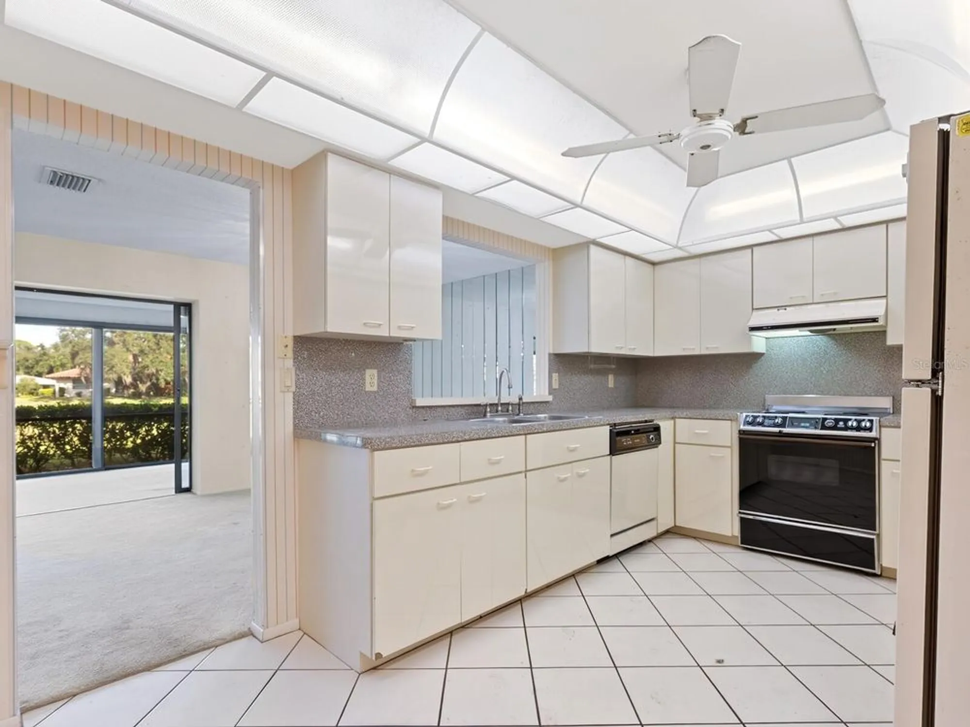 Property Slideshow image 15 of 53 | 5450 golf pointe dr, Sarasota, FL, 34243