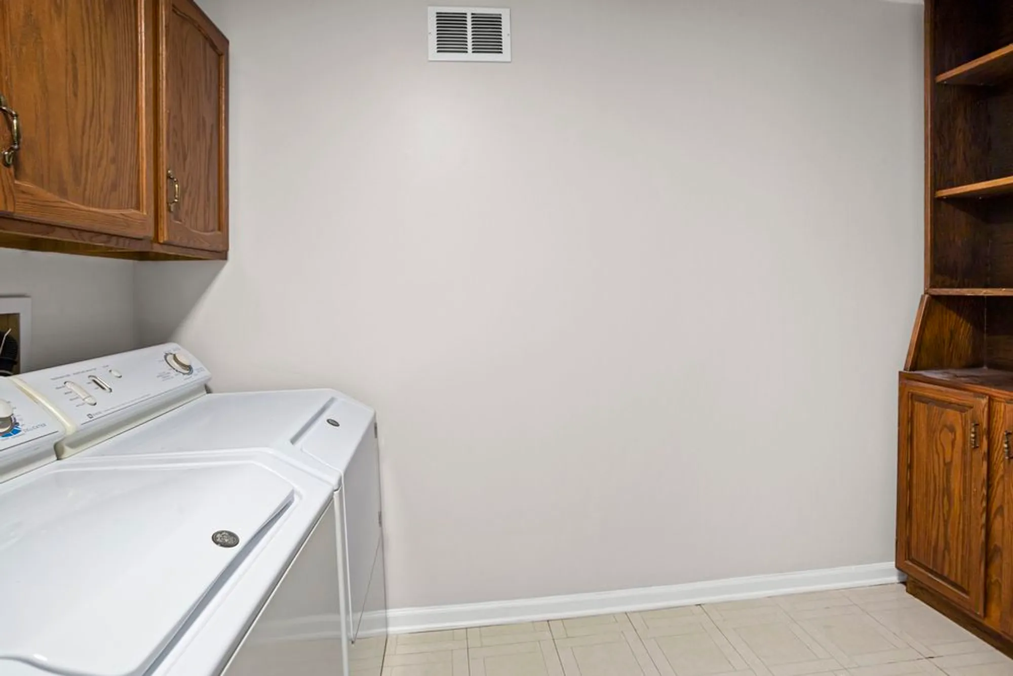 Property Slideshow image 11 of 23 | 109 rob roy ln c, Prospect Heights, IL, 60070