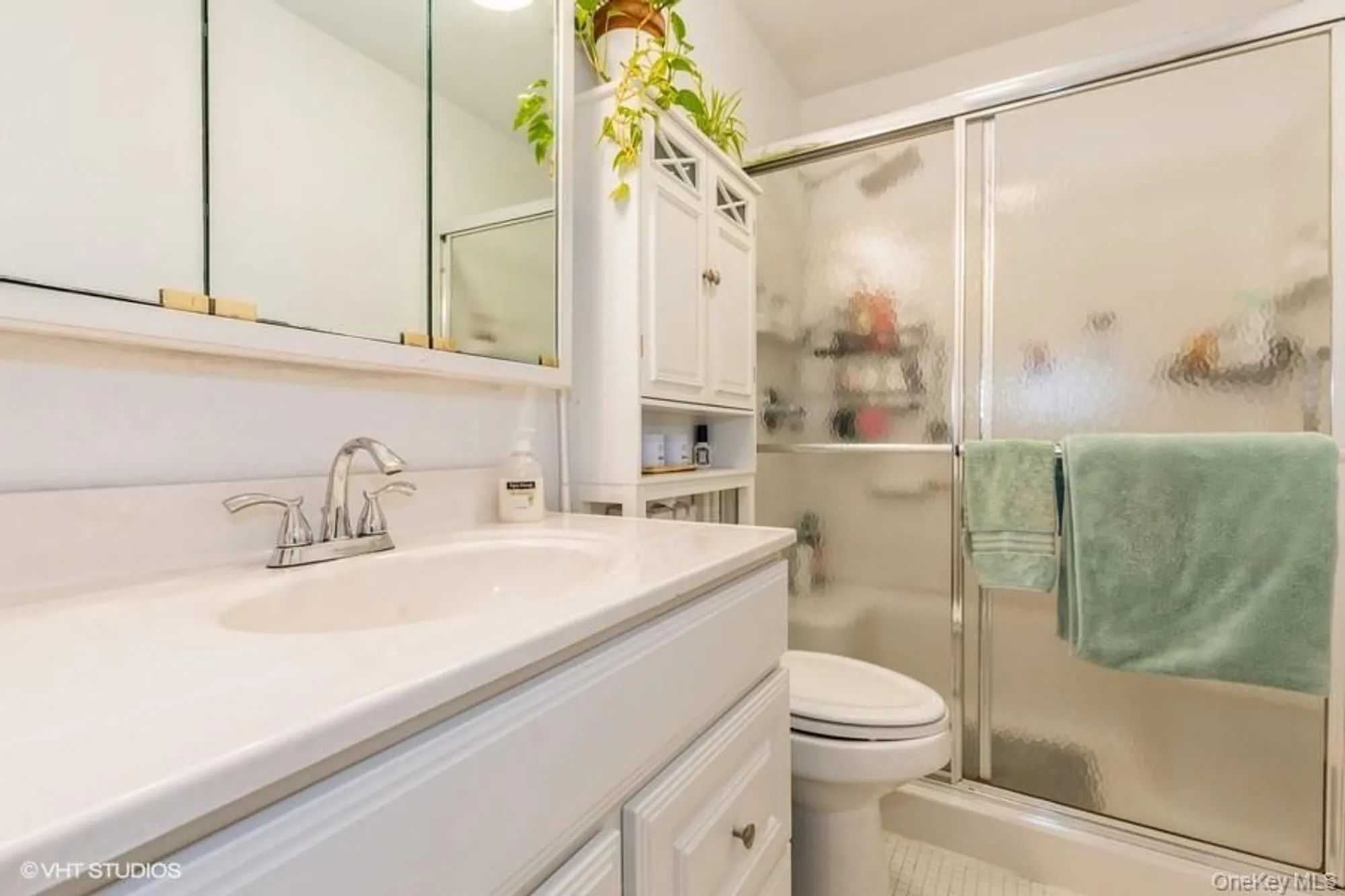 Property Slideshow image 4 of 22 | 166 ventry ct b, Ridge, NY, 11961