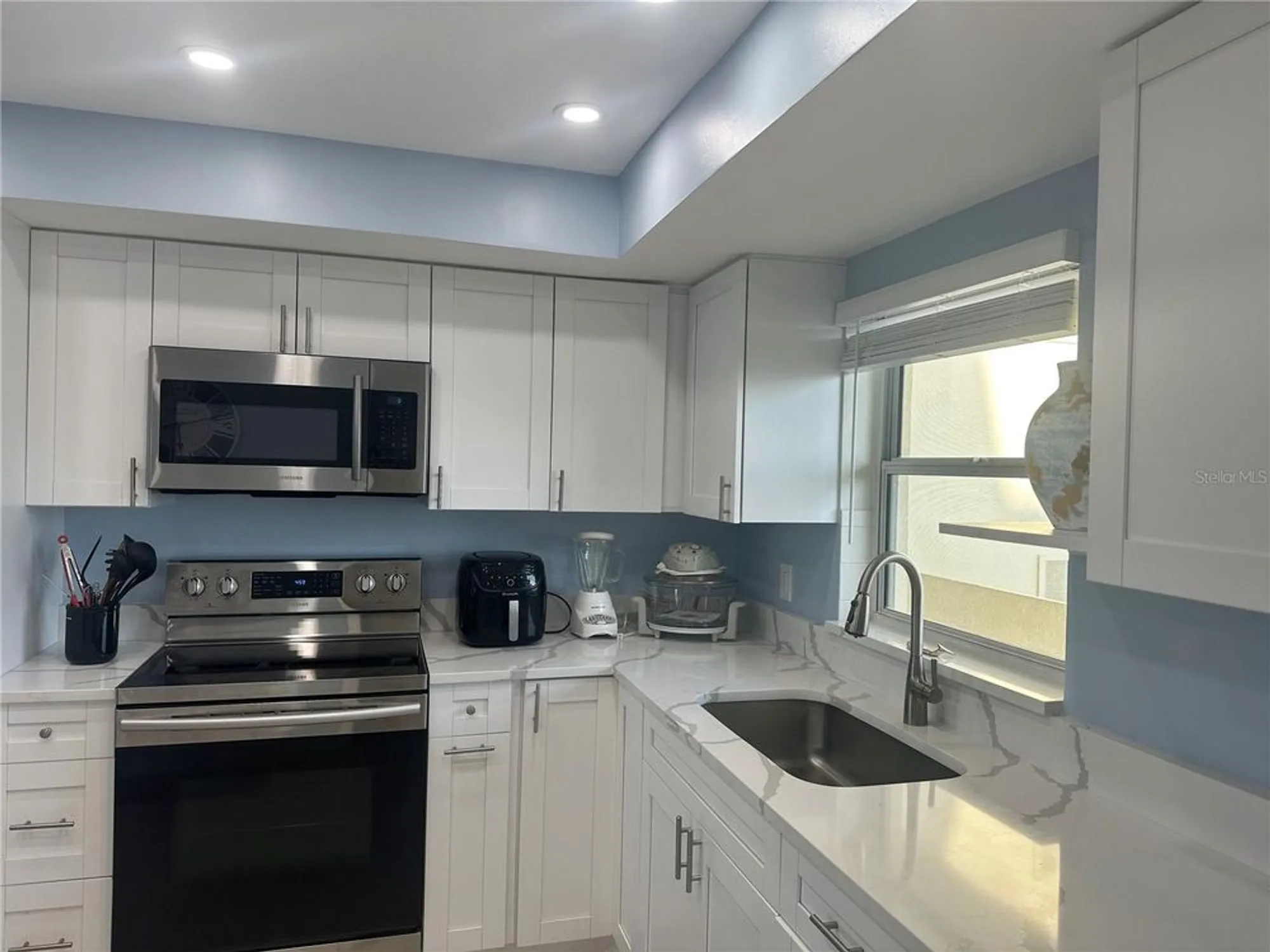 Property Slideshow image 3 of 27 | 4725 cove cir apt 804, St Petersburg, FL, 33708