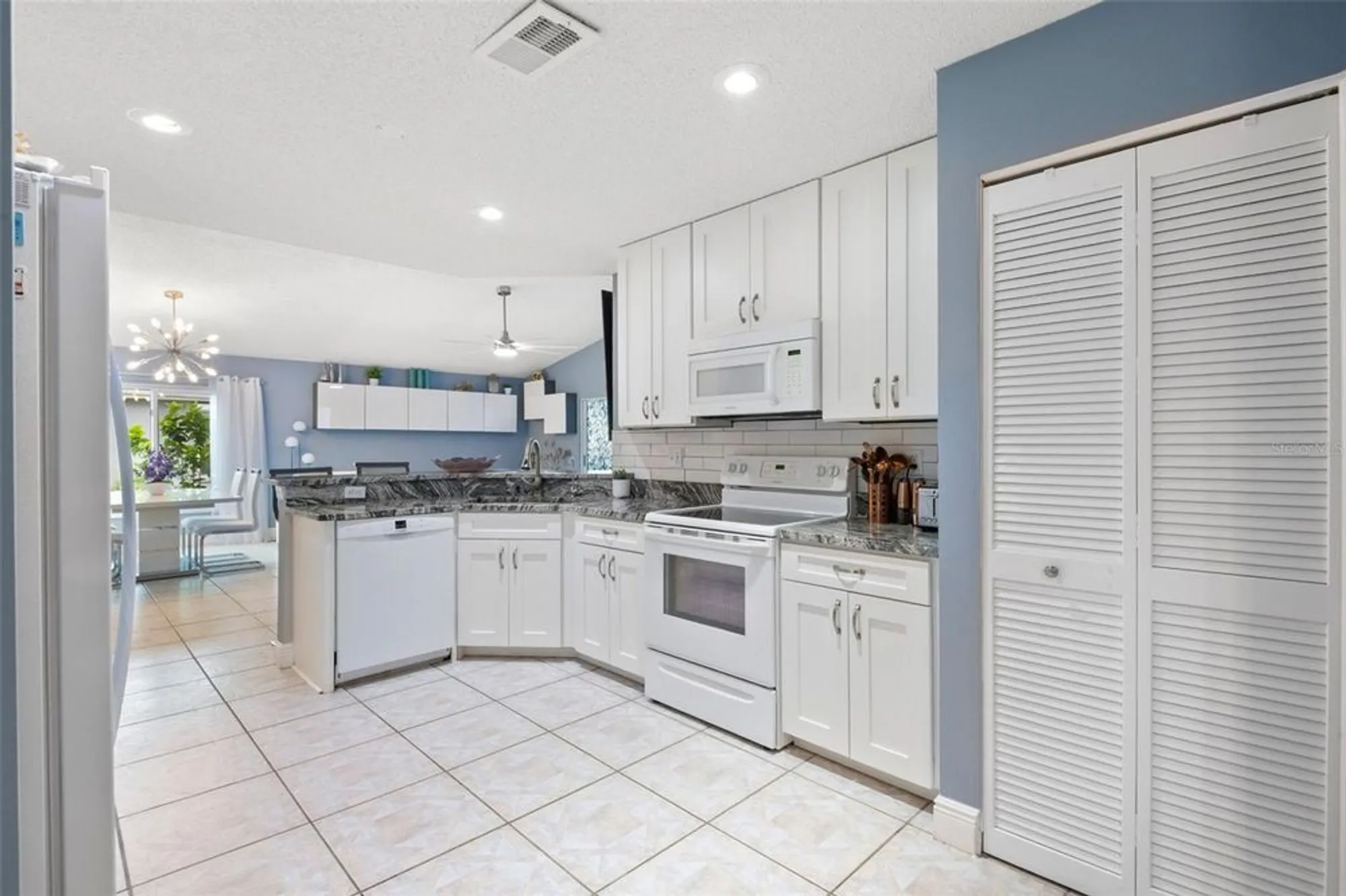 Property Slideshow image 18 of 61 | 713 manchester woods dr, Sun City Center, FL, 33573