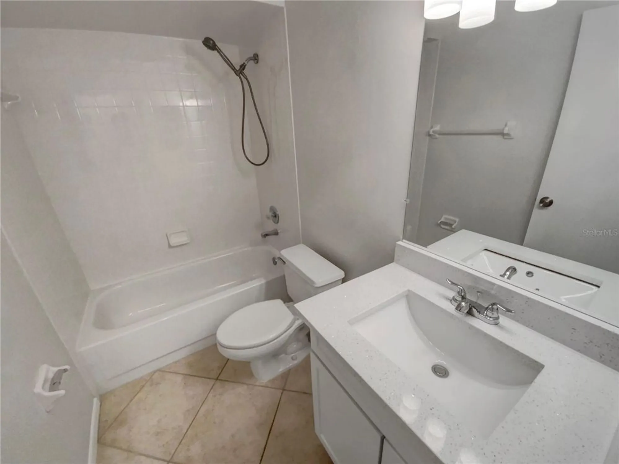 Property Slideshow image 11 of 20 | 6904 drewrys blf 810, Bradenton, FL, 34203