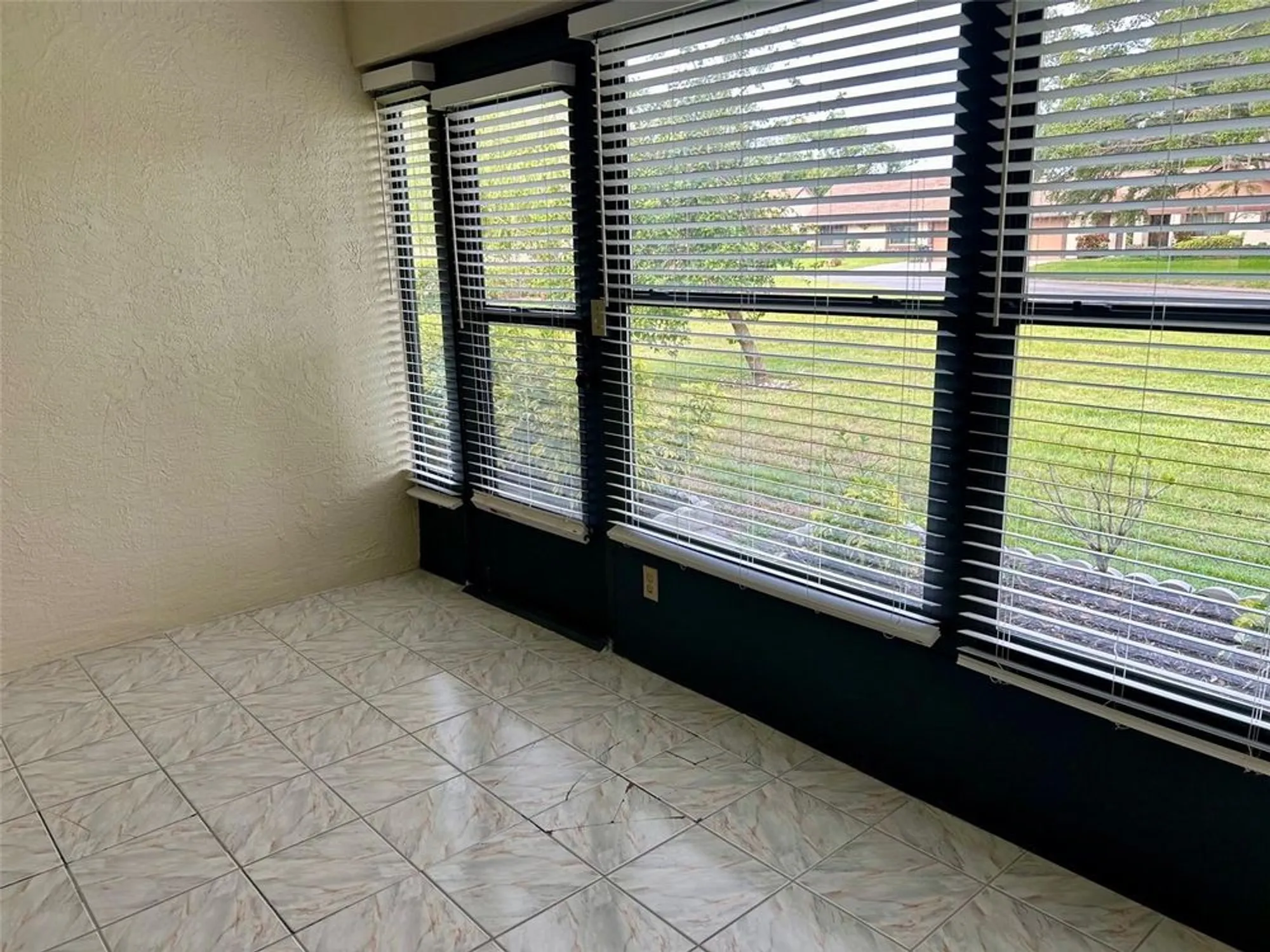 Property Slideshow image 11 of 23 | 2567 oakleaf ln 41b, Clearwater, FL, 33763