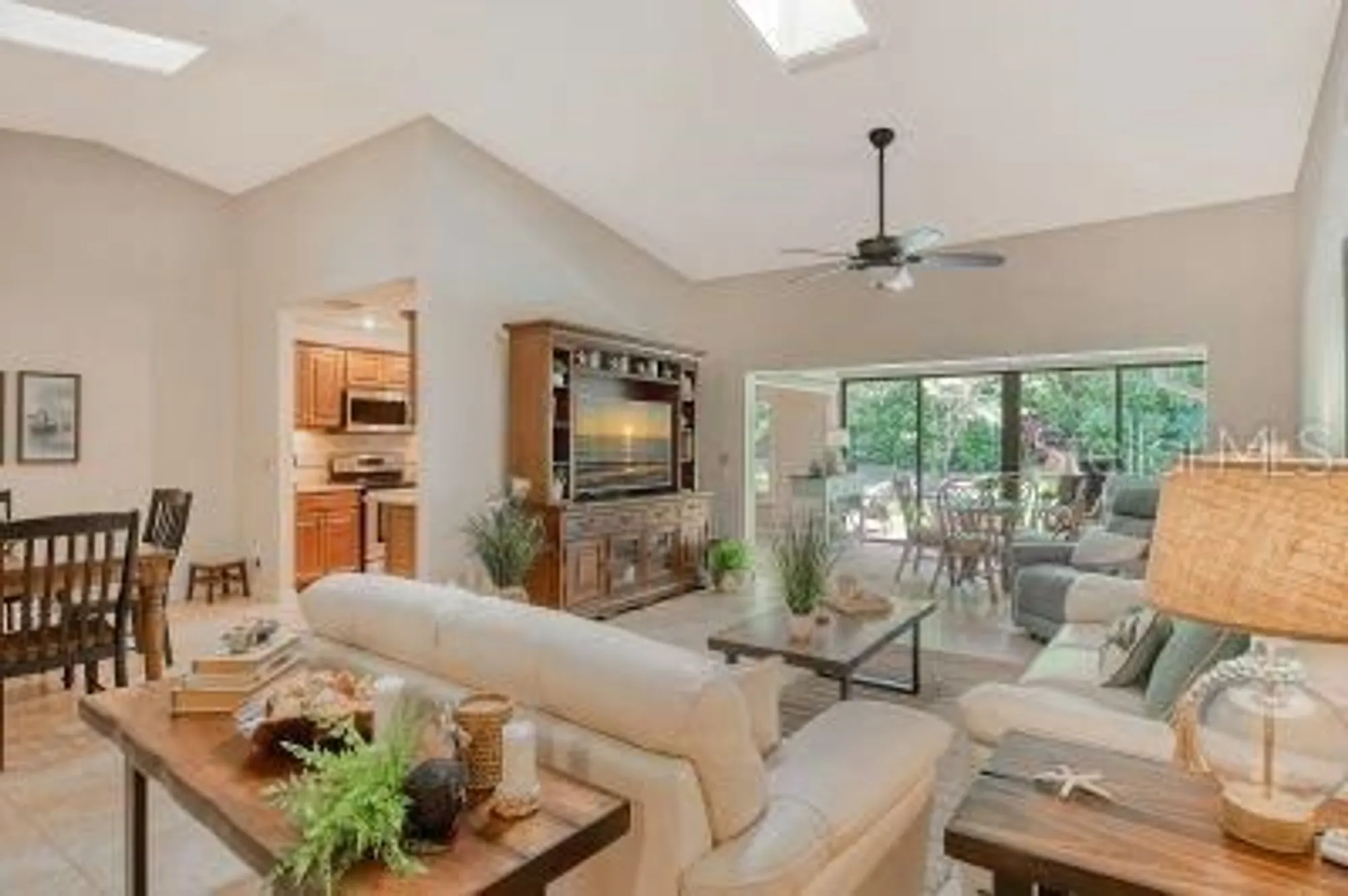 Property Slideshow image 8 of 28 | 3954 wilshire cir e # 165, Sarasota, FL, 34238