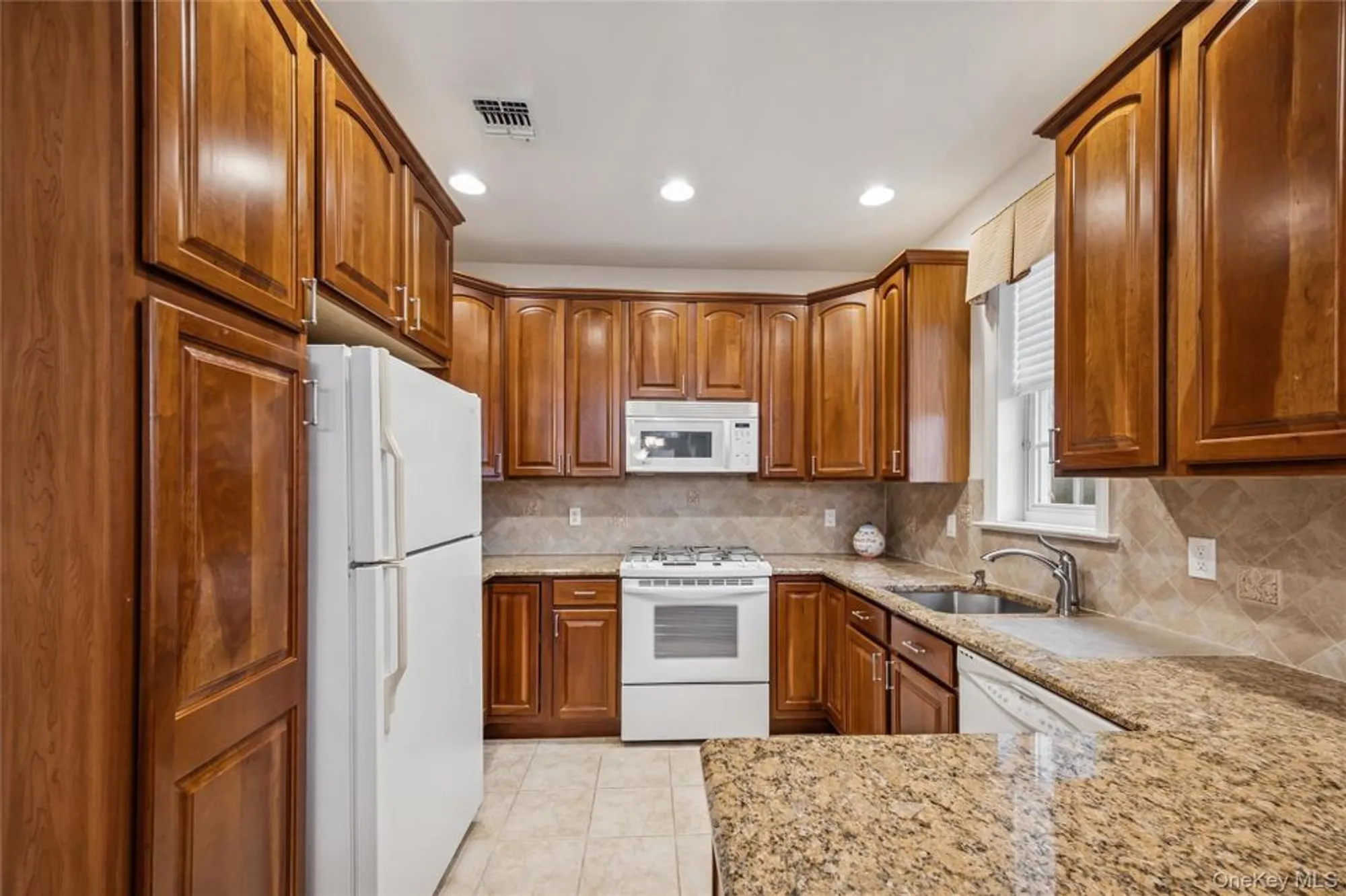 Property Slideshow image 6 of 20 | 652 balfour pl, Melville, NY, 11747